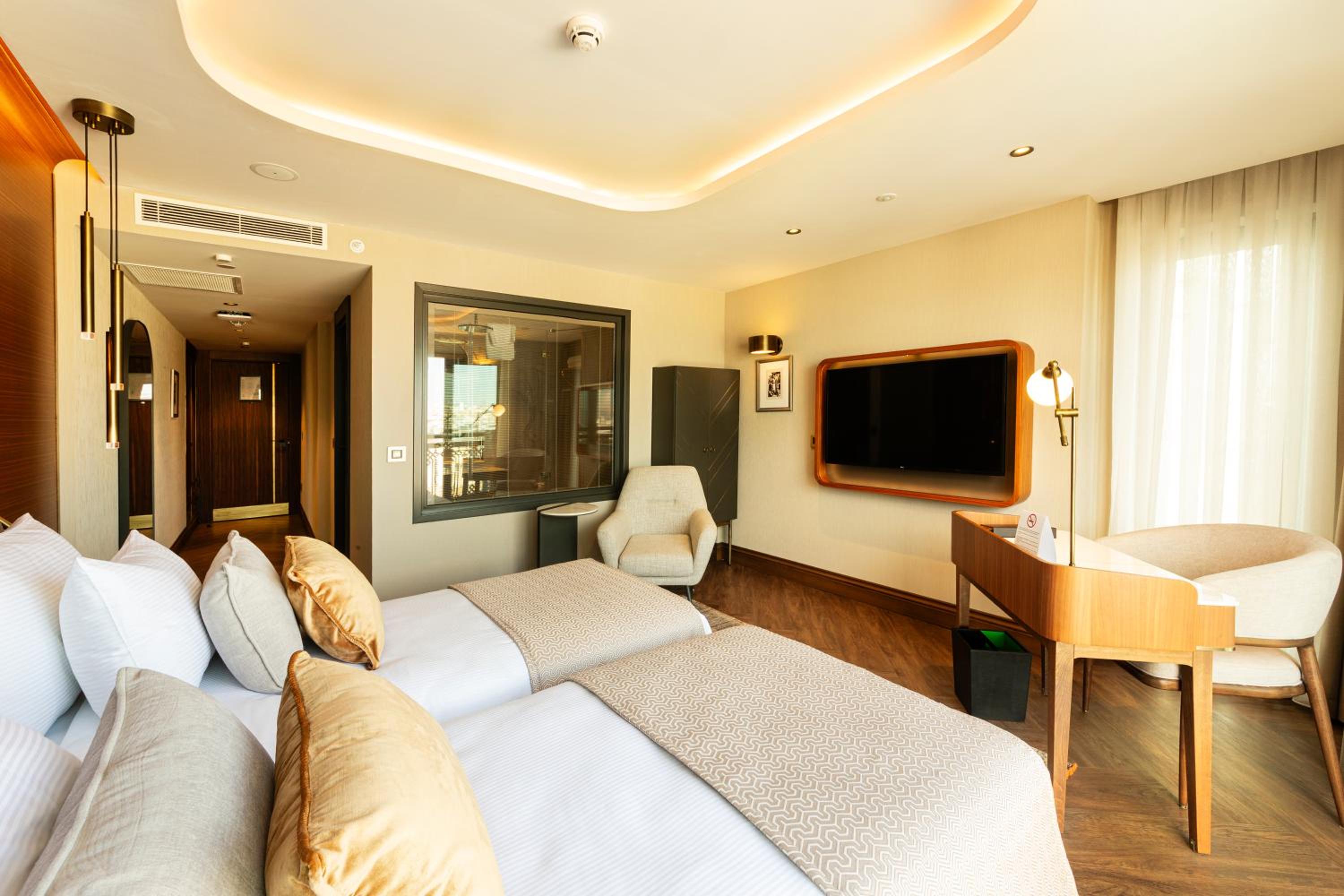 Executive Twin Room thumbnail 5