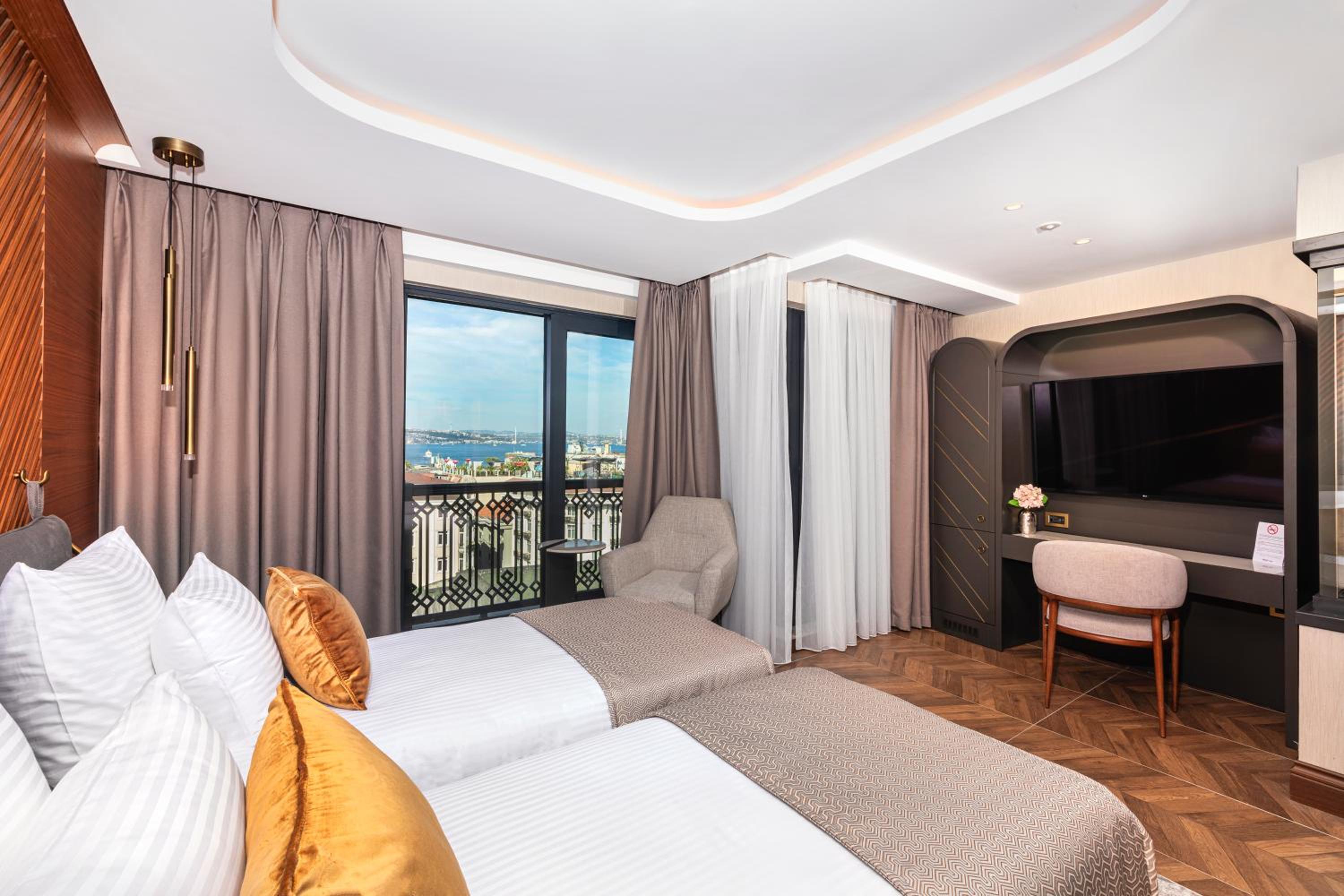 Executive Twin Room thumbnail 6