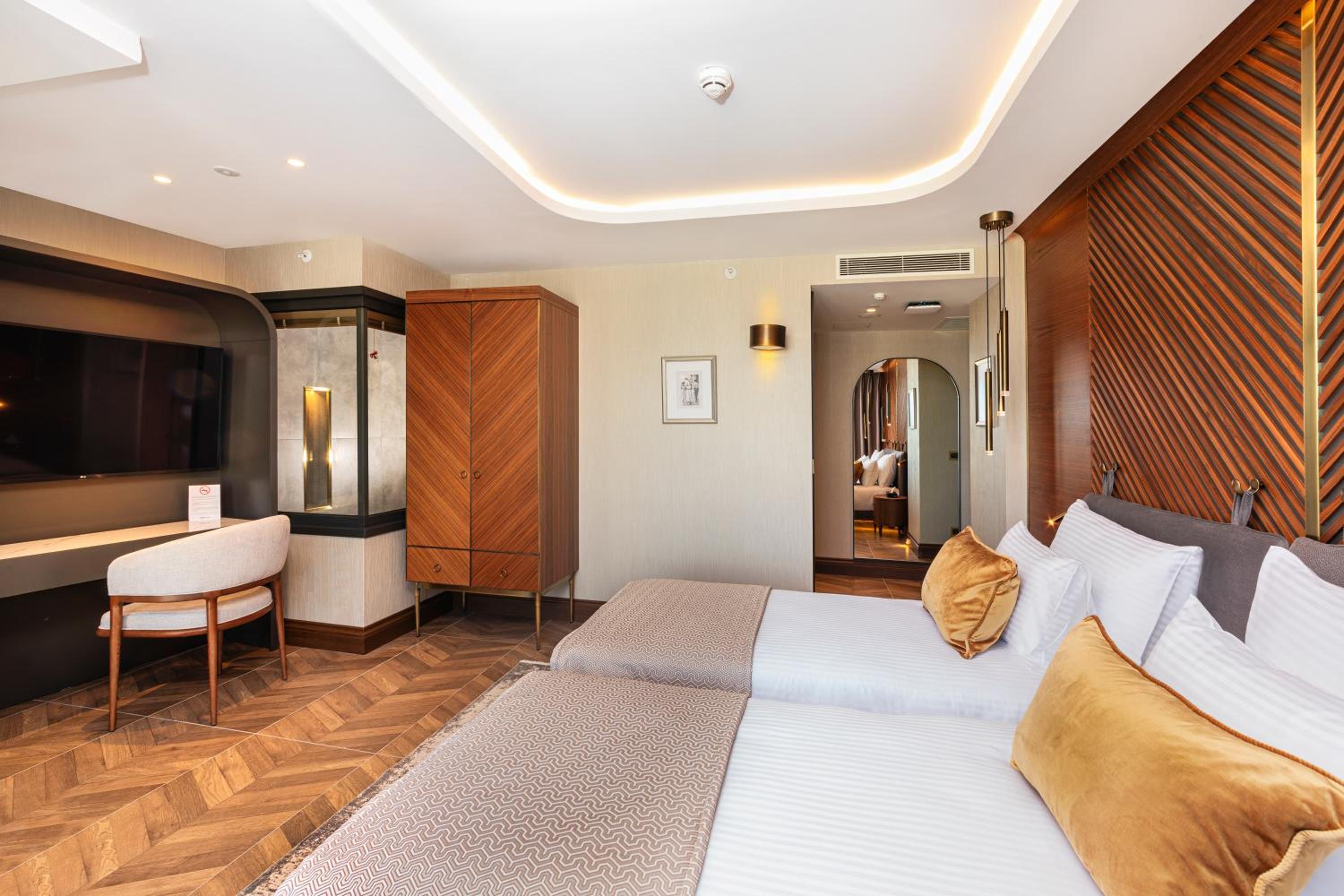 Executive Twin Room thumbnail 6