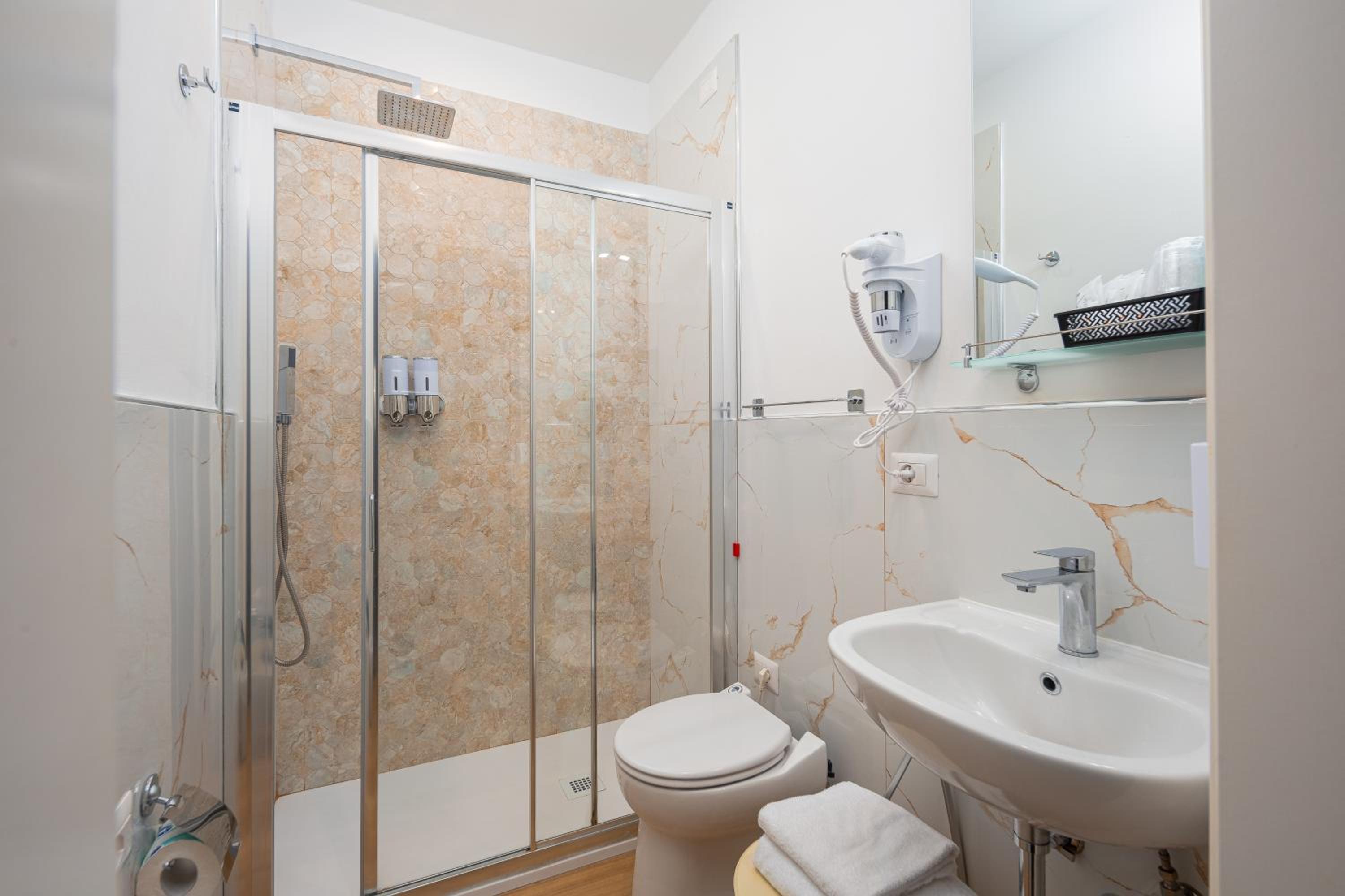 Double or Twin Room thumbnail 6
