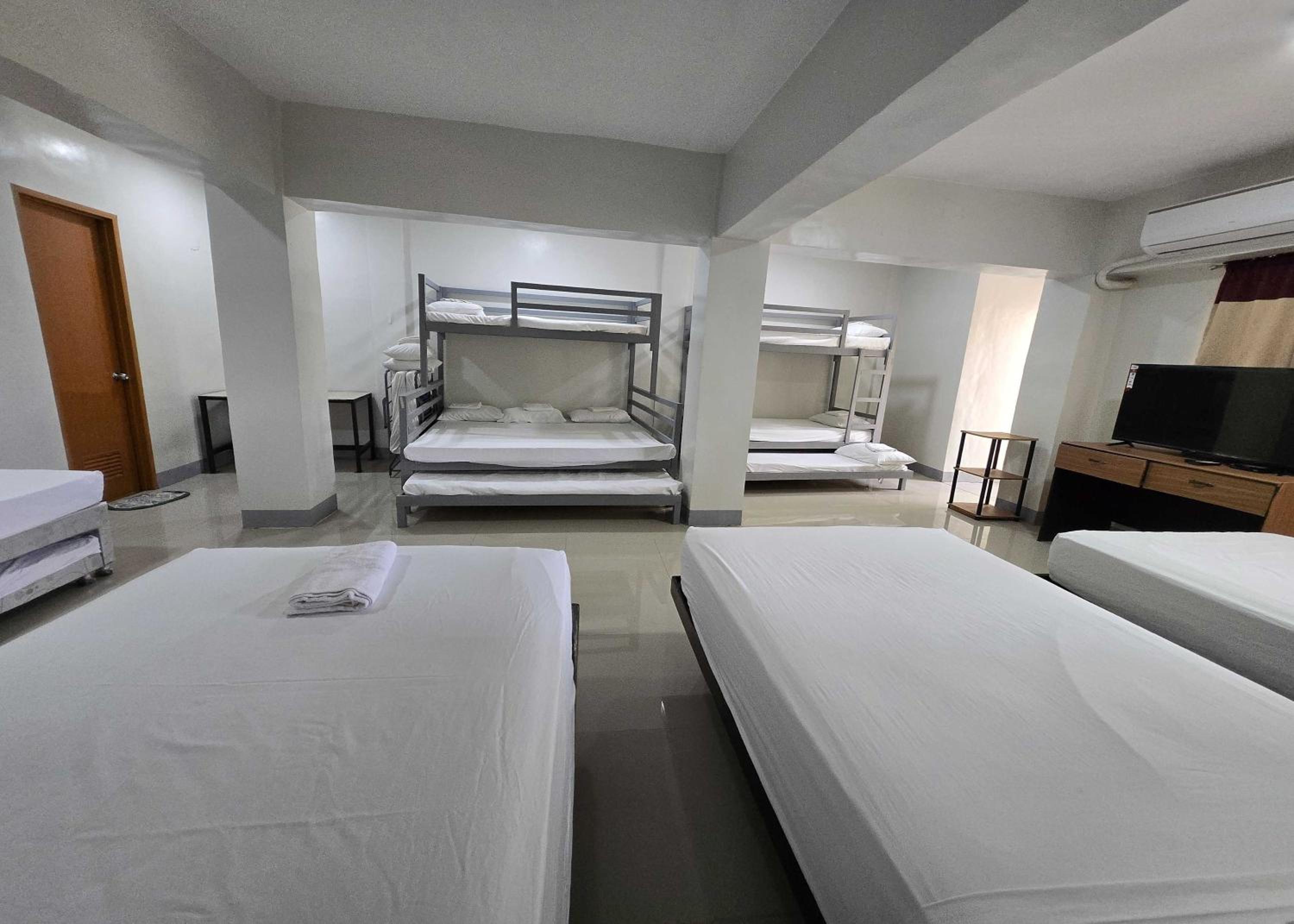 6-Bed Mixed Dormitory Room photo 3