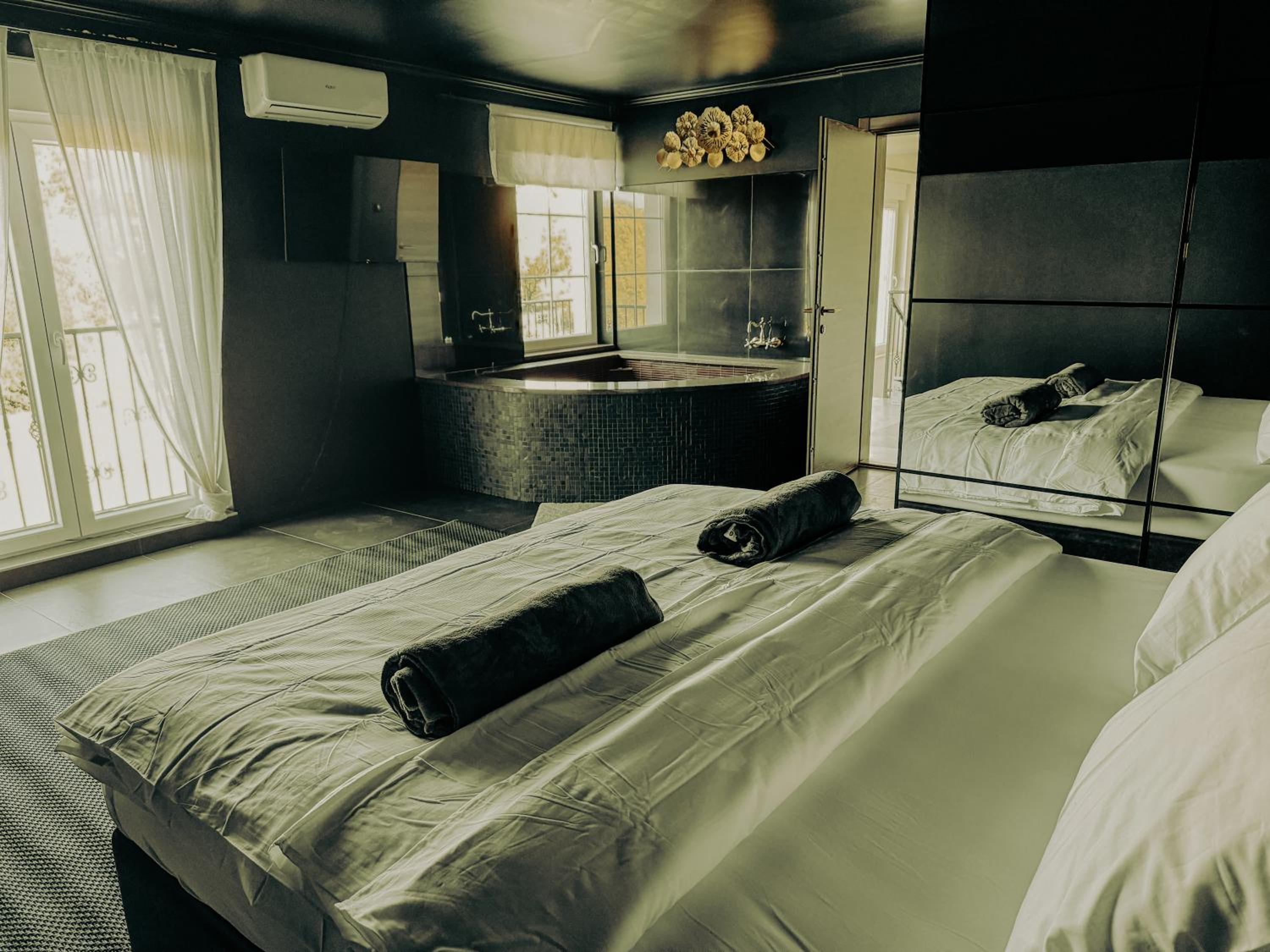 Deluxe Double Room with Bath photo 1