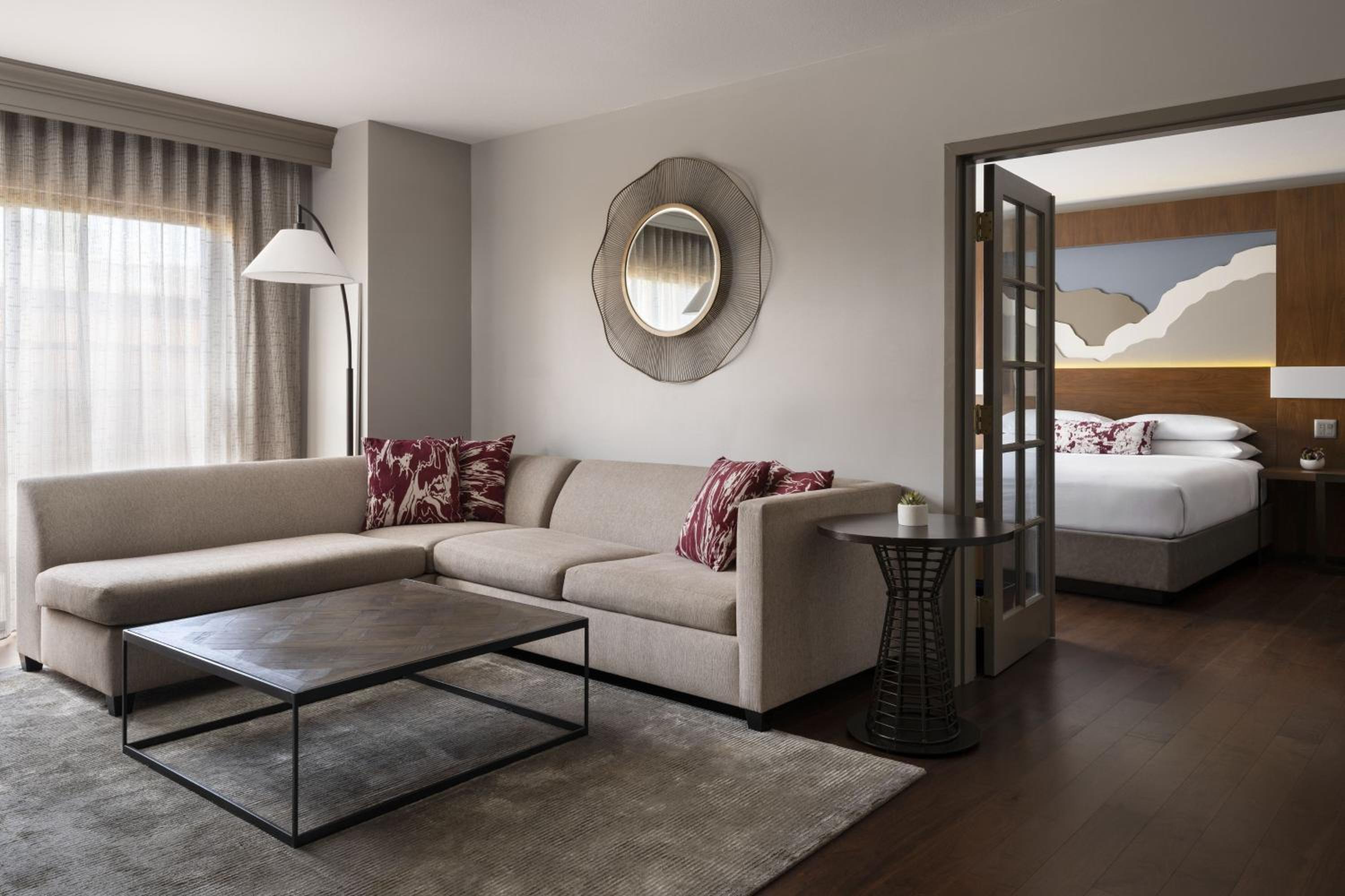 One-Bedroom Junior King Suite with Sofa-Bed  photo 2