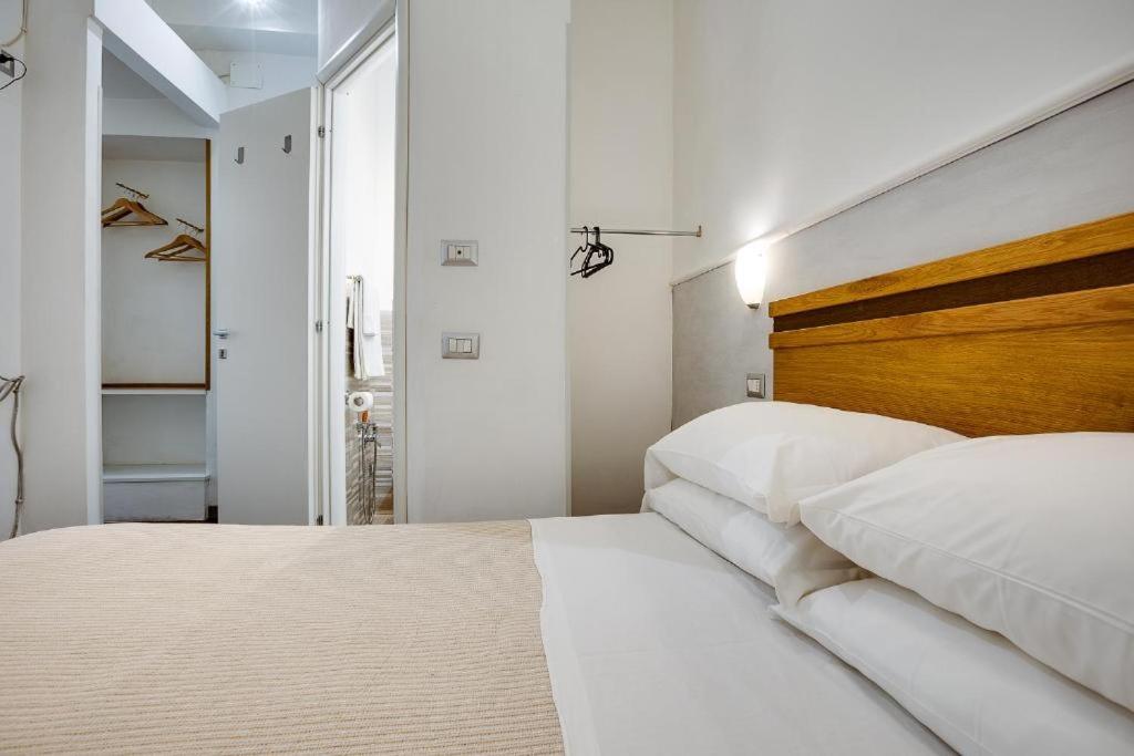 Single Room with Private Bathroom photo 3