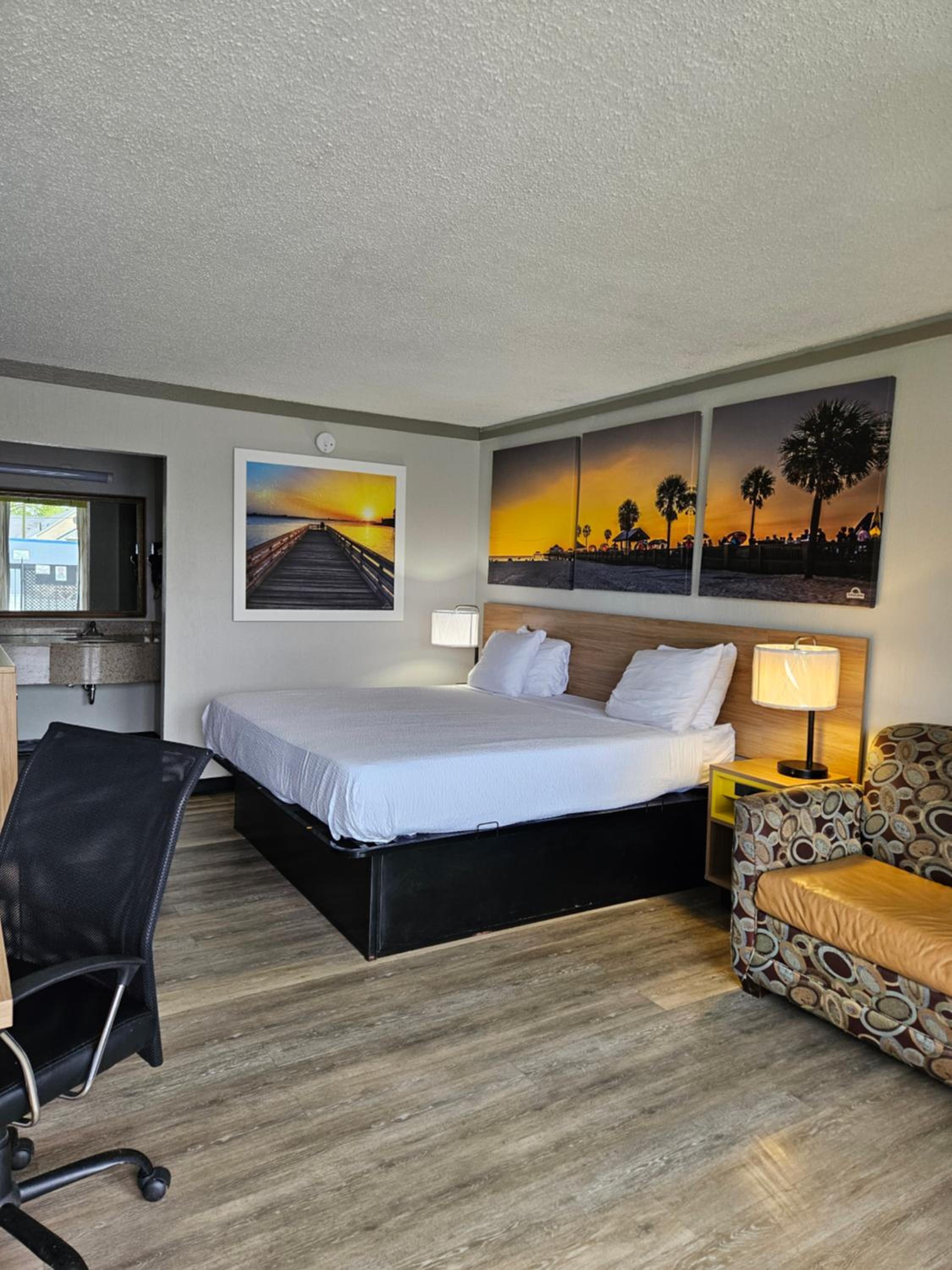 King Room - Non-Smoking - Photo 1