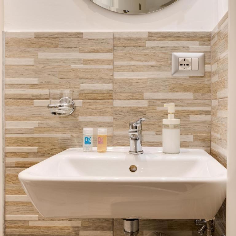 Single Room with Private Bathroom photo 2