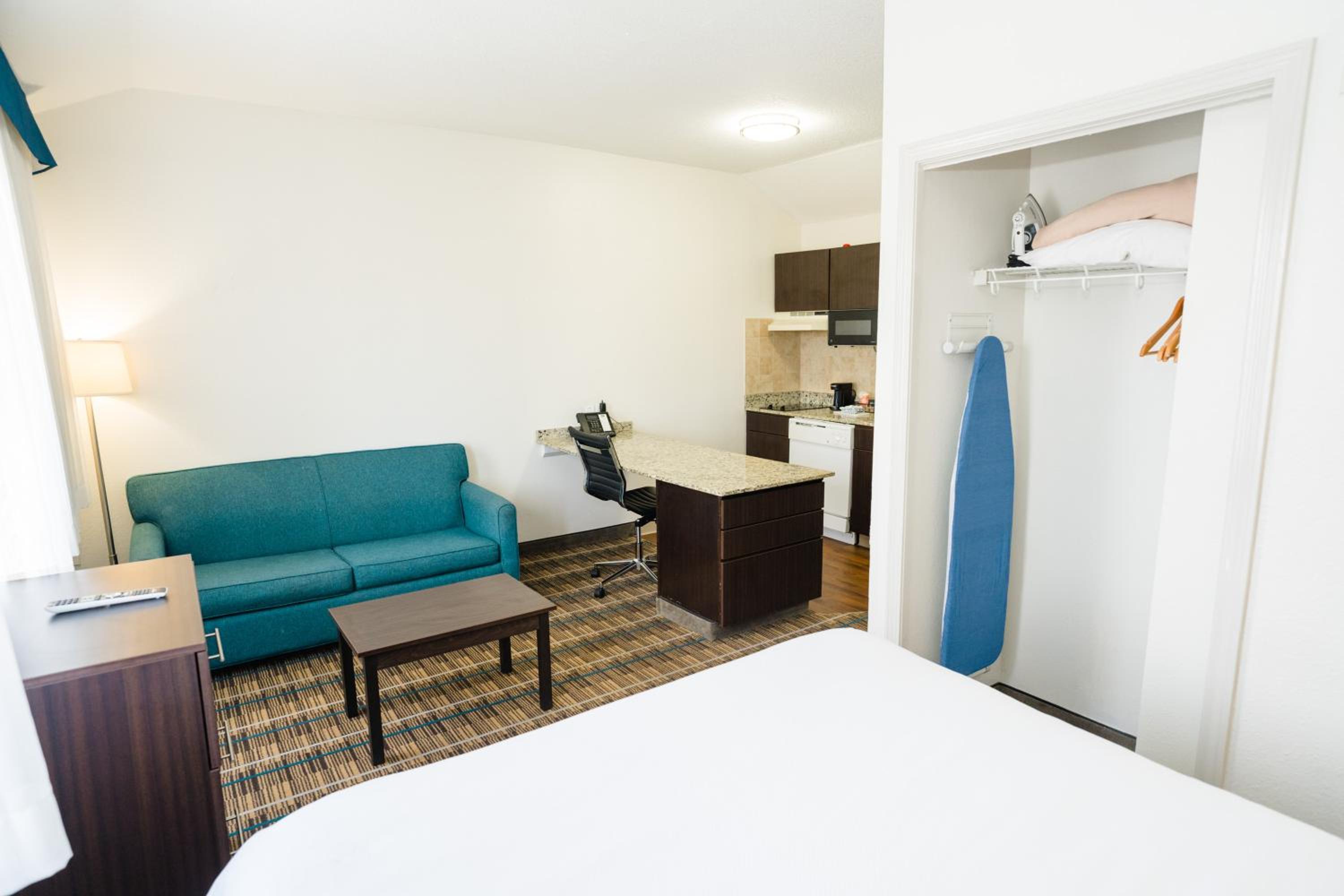 Queen Suite with Sofa Bed - Non-Smoking - Photo 2