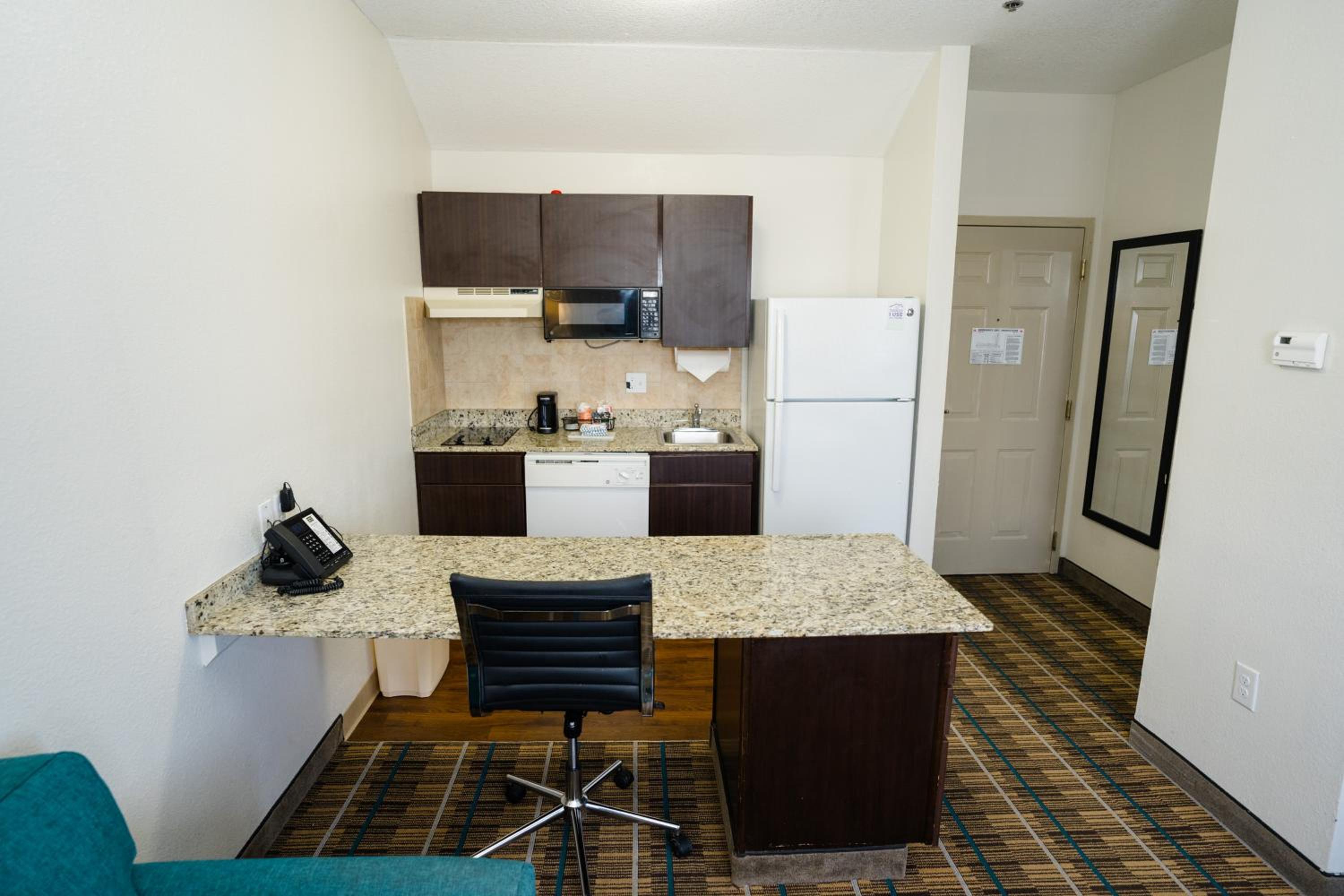 Queen Suite with Sofa Bed - Non-Smoking - Photo 3