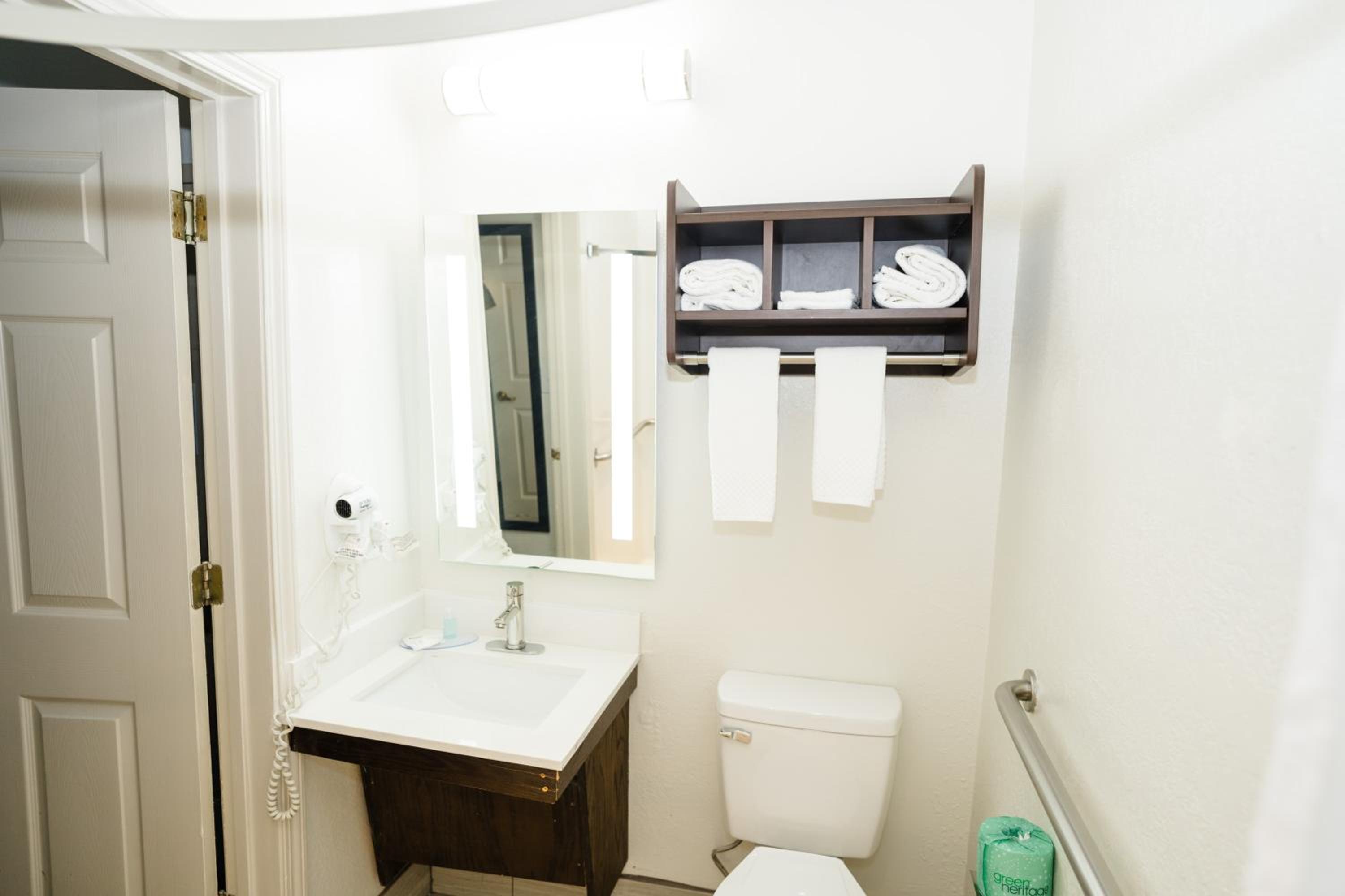 King Suite - Accessible/Non-Smoking - Photo 6