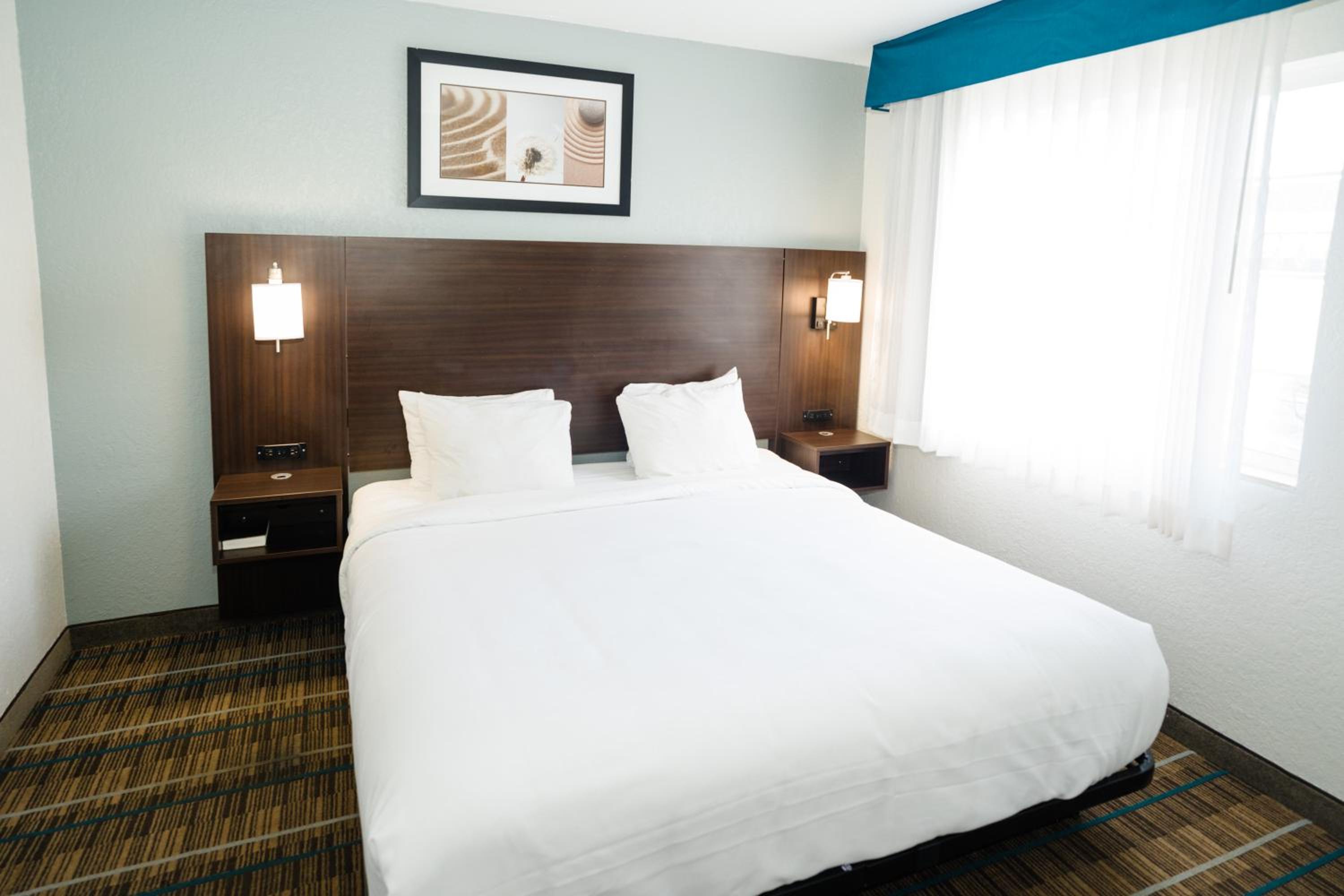 King Suite - Accessible/Non-Smoking - Photo 1