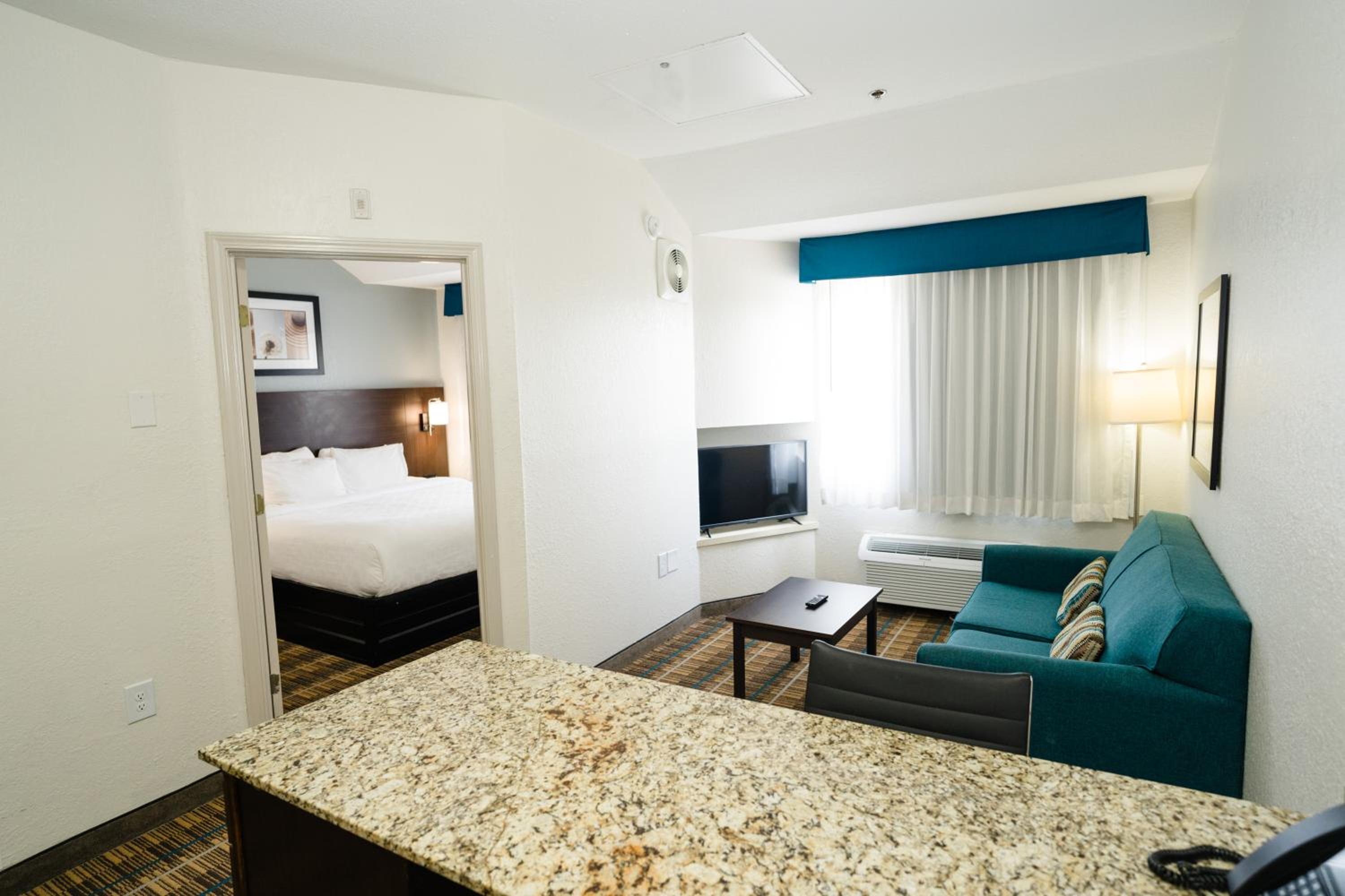 King Suite - Non-Smoking - Photo 5