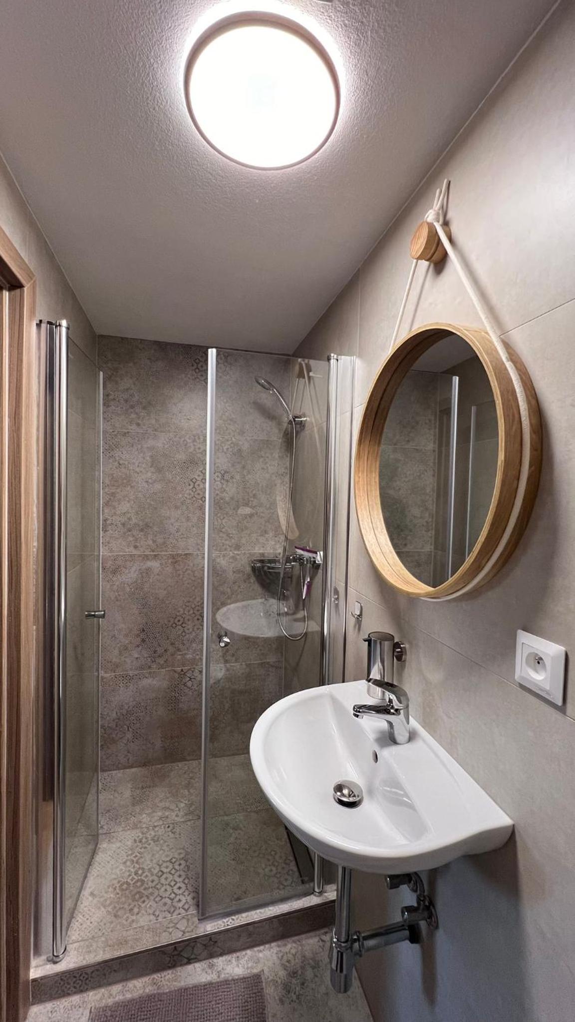 Double Room with Private Bathroom - Photo 6