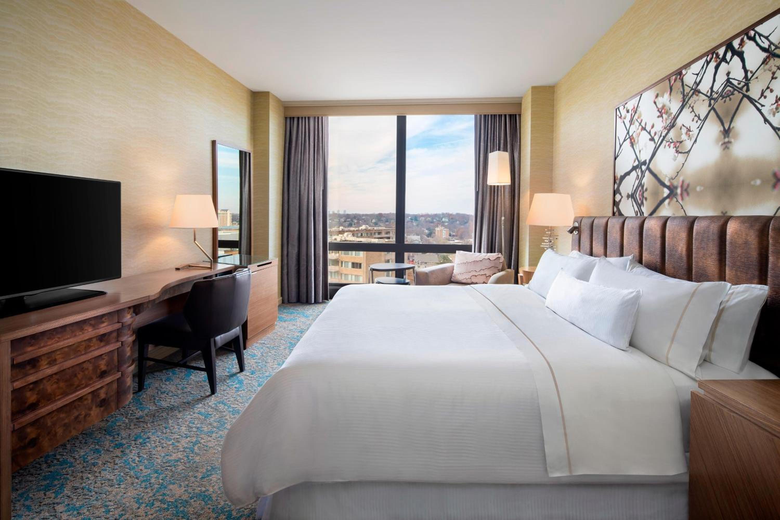 Premium King Room - Photo 9