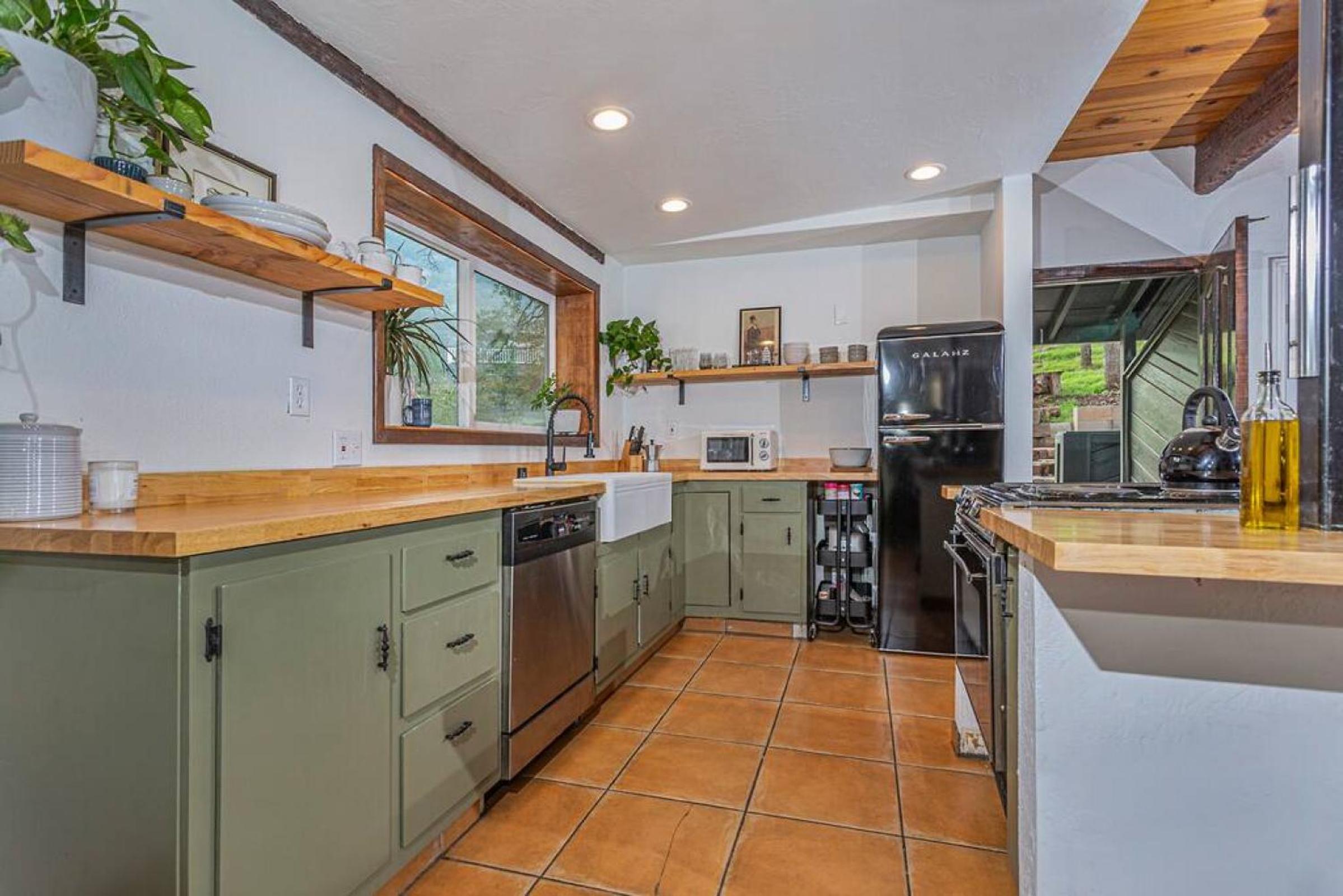 Three-Bedroom House photo 1