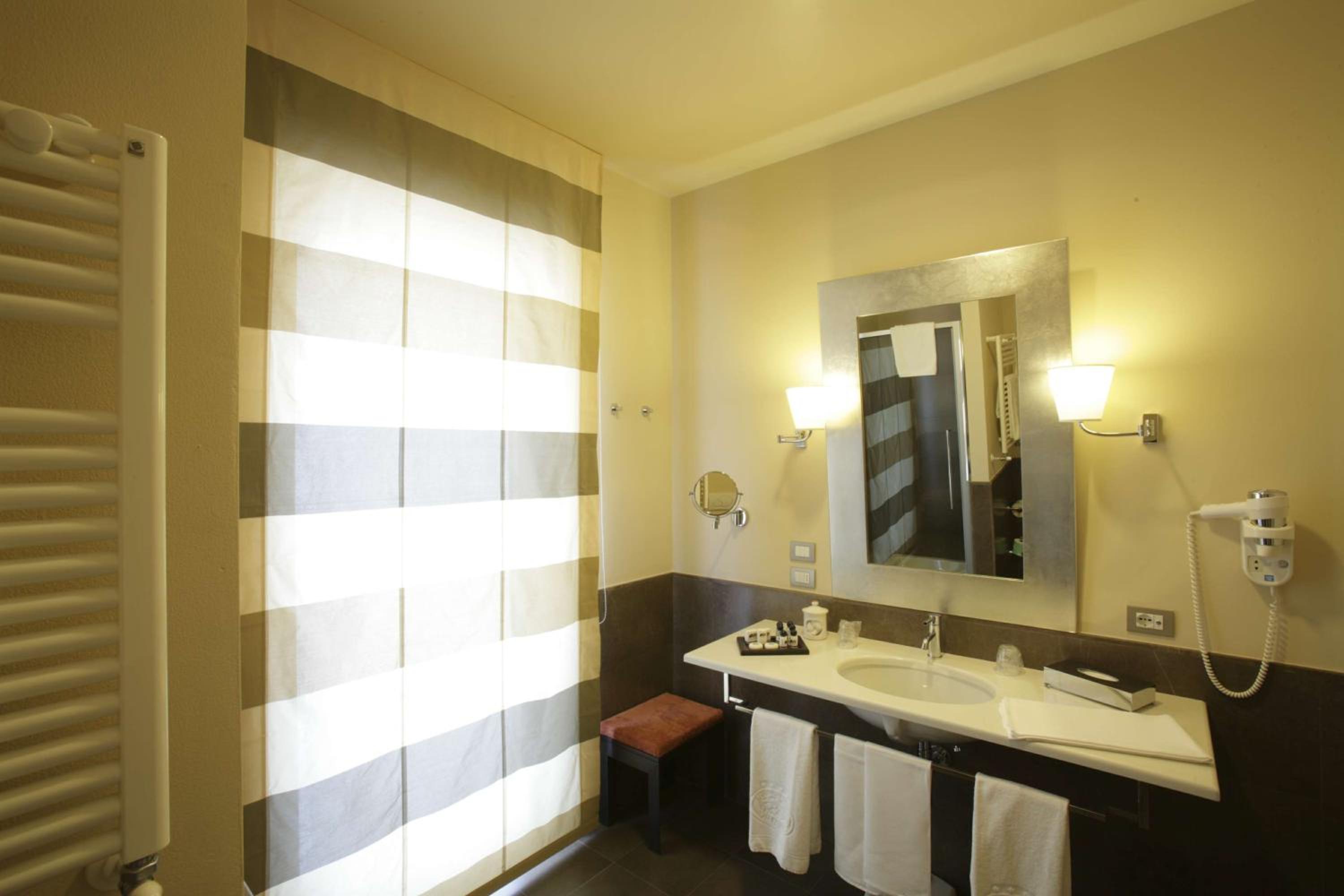 Suite with Hot Tub - Photo 5