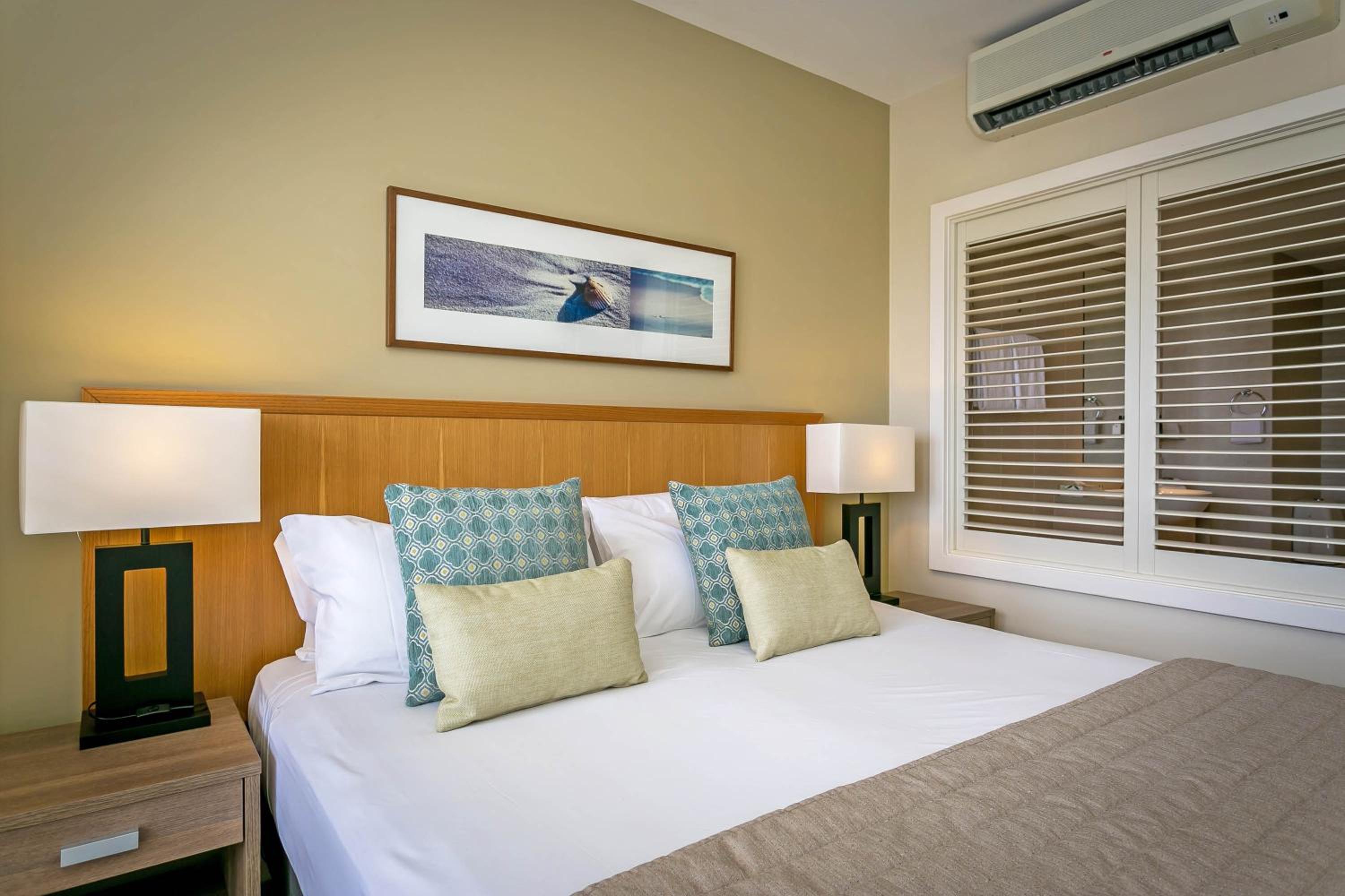Hotel Room - Photo 4