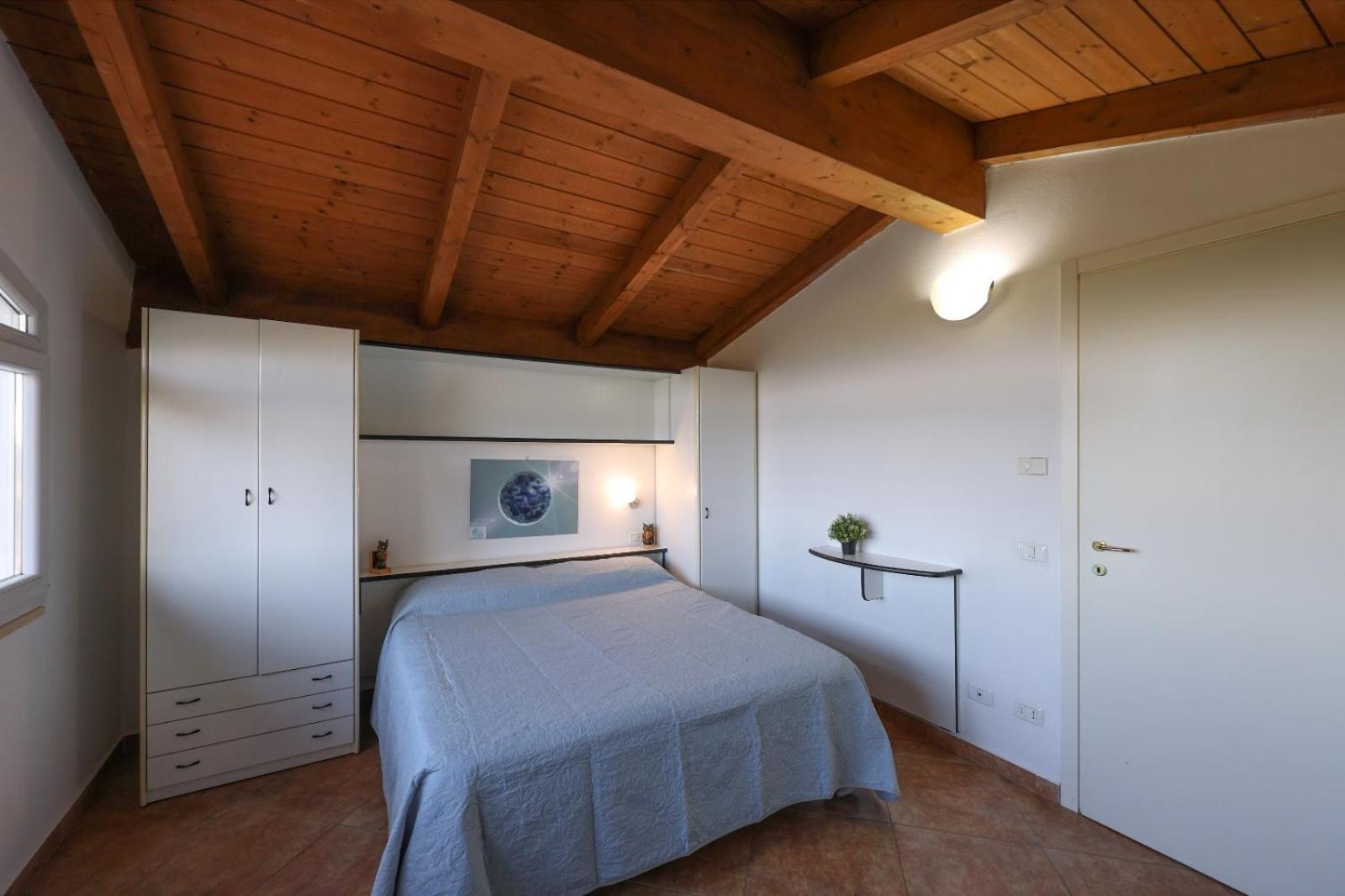 Queen Room with Shared Bathroom photo 1