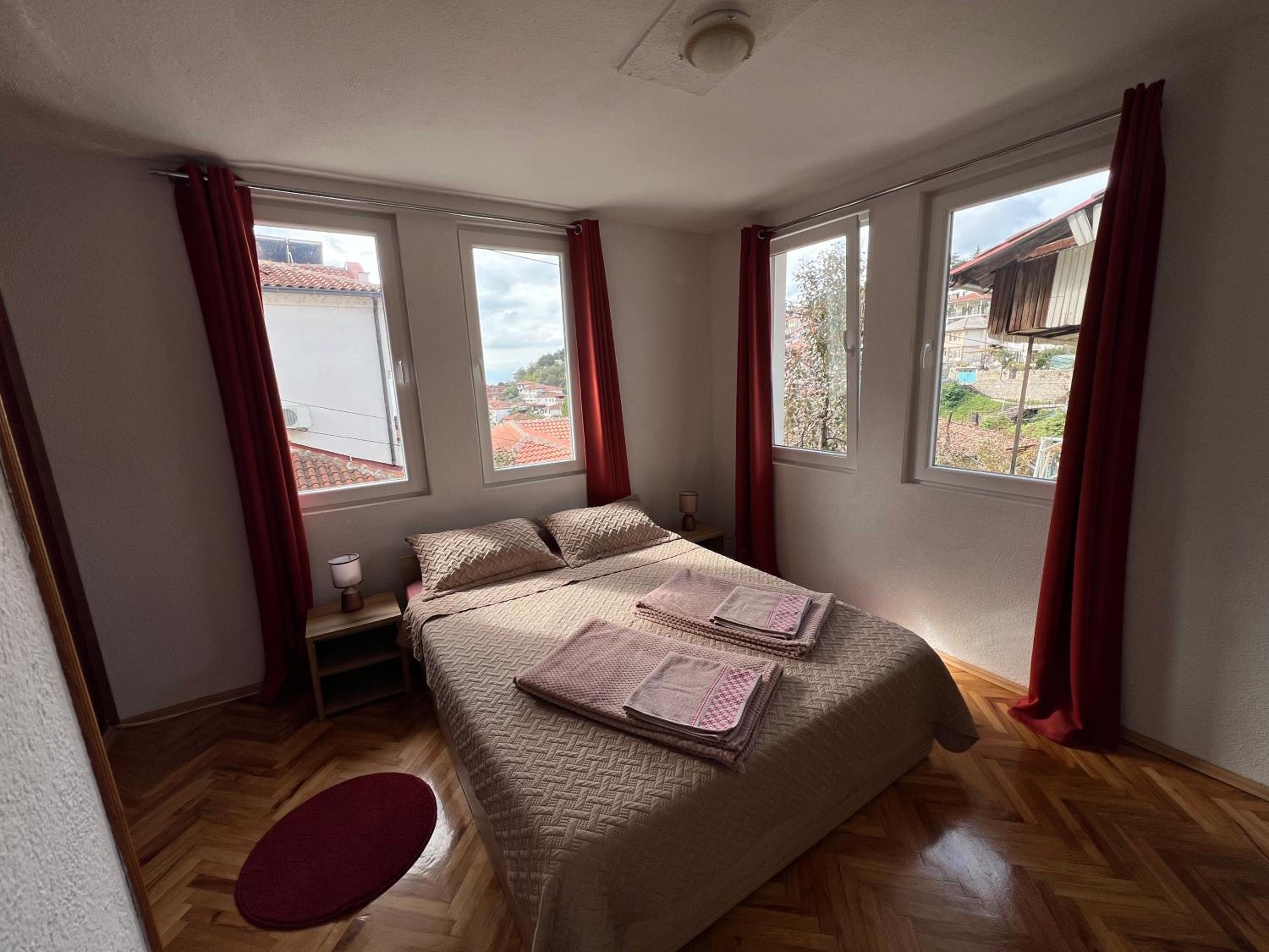 Apartment With Lake View