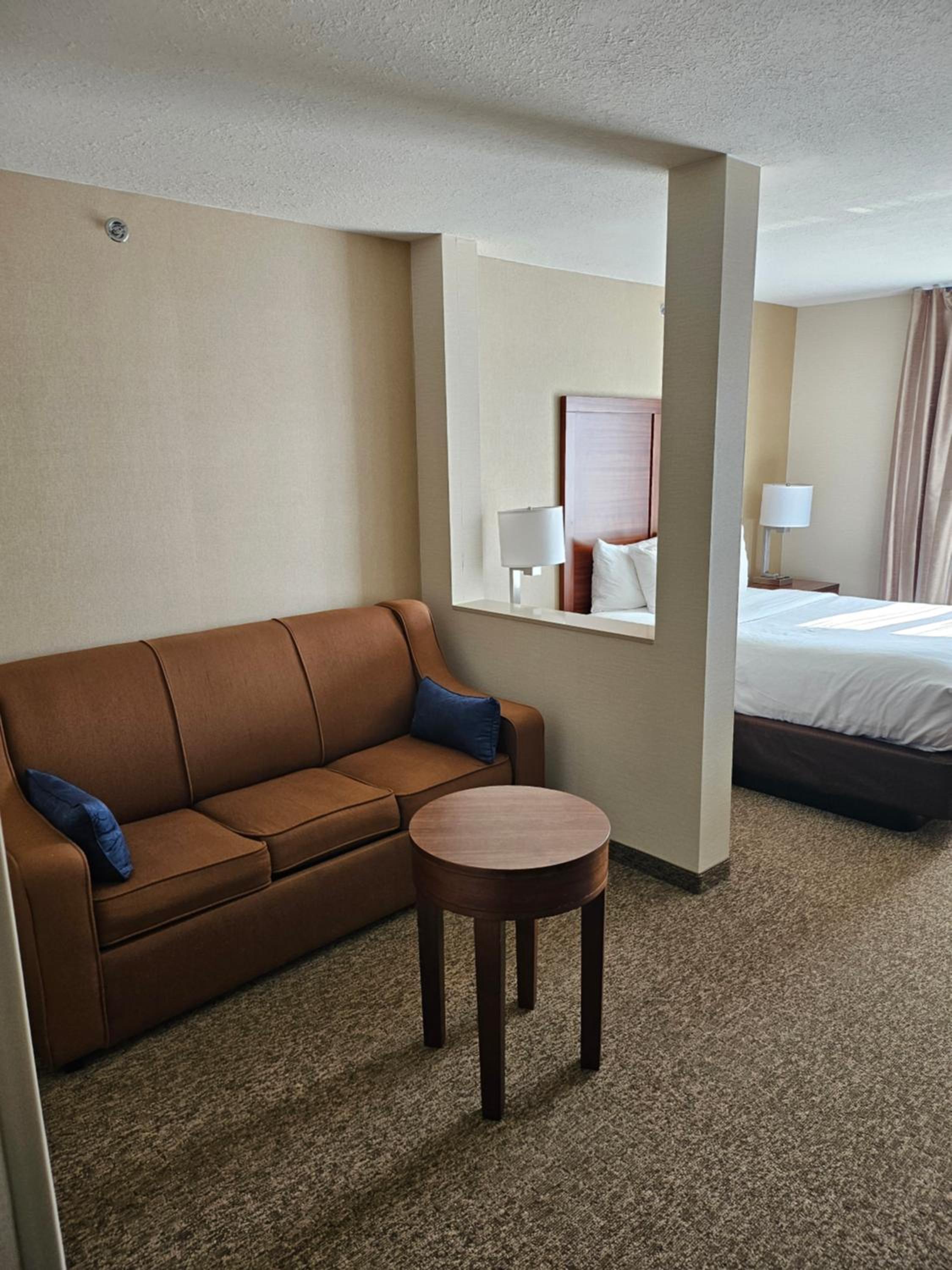 Queen Suite - Non-Smoking - Photo 2