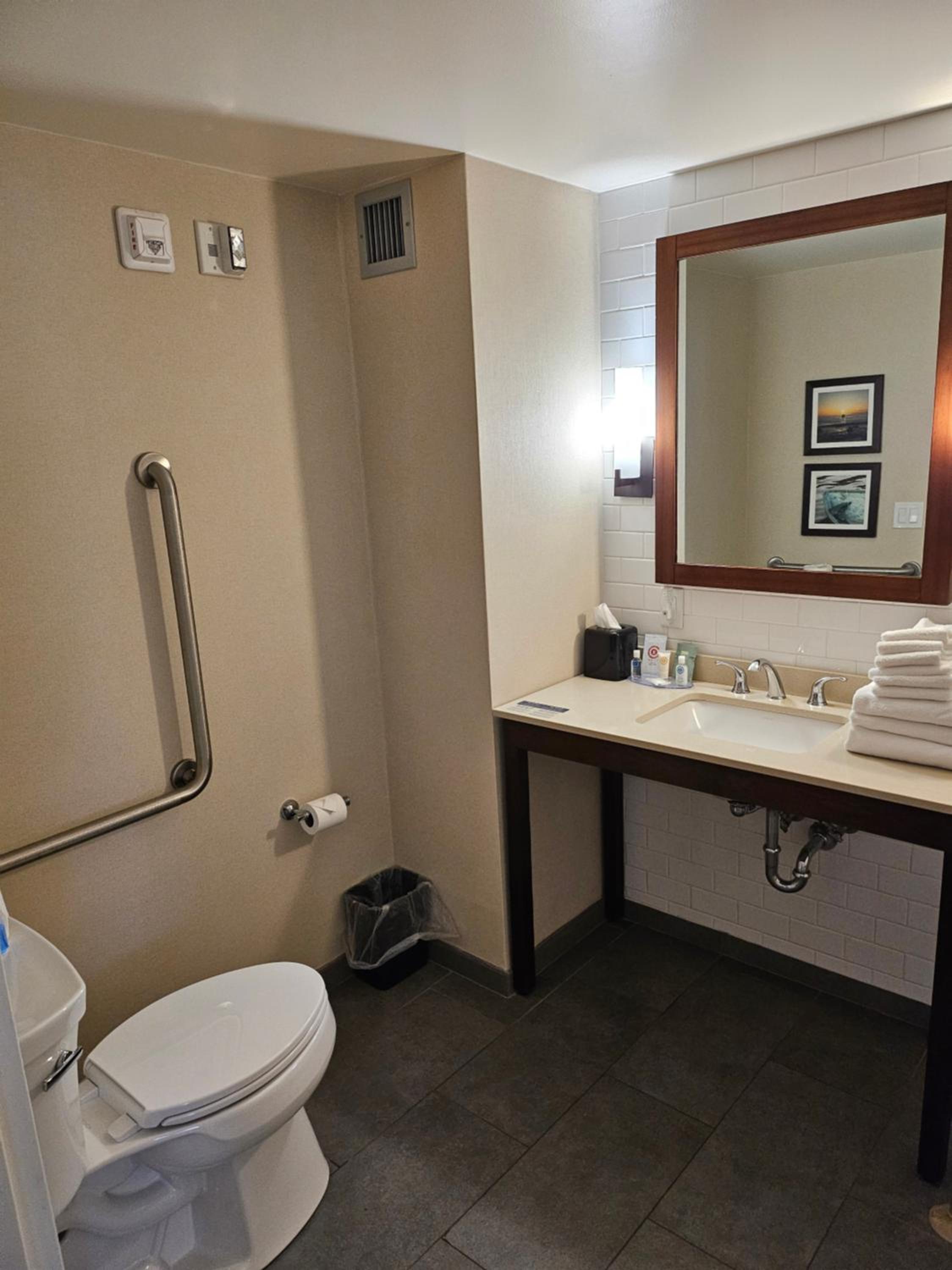 Efficiency Queen Room - Accessible/Non-Smoking - Photo 2