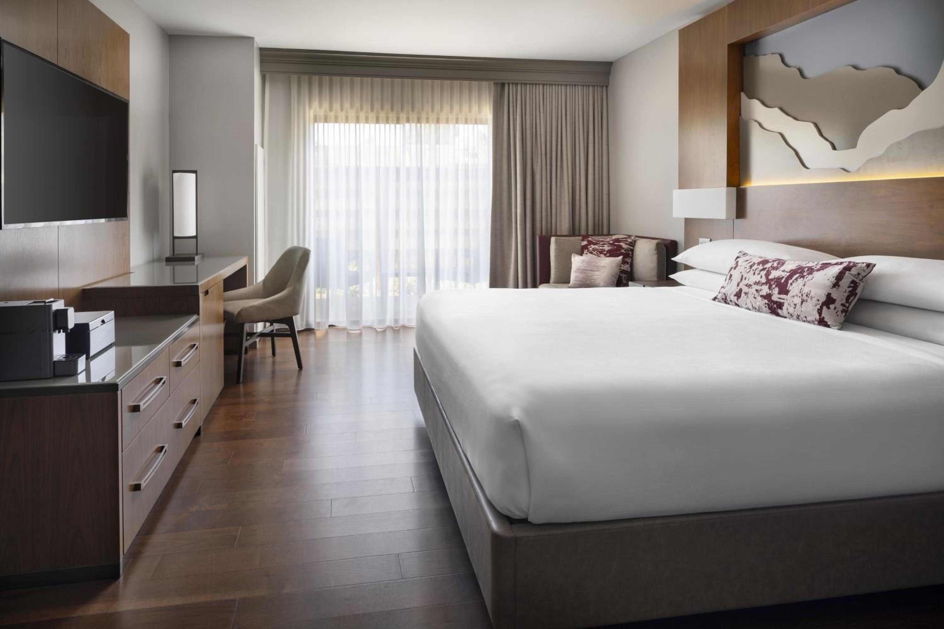 One-Bedroom Junior King Suite with Sofa-Bed  photo 3
