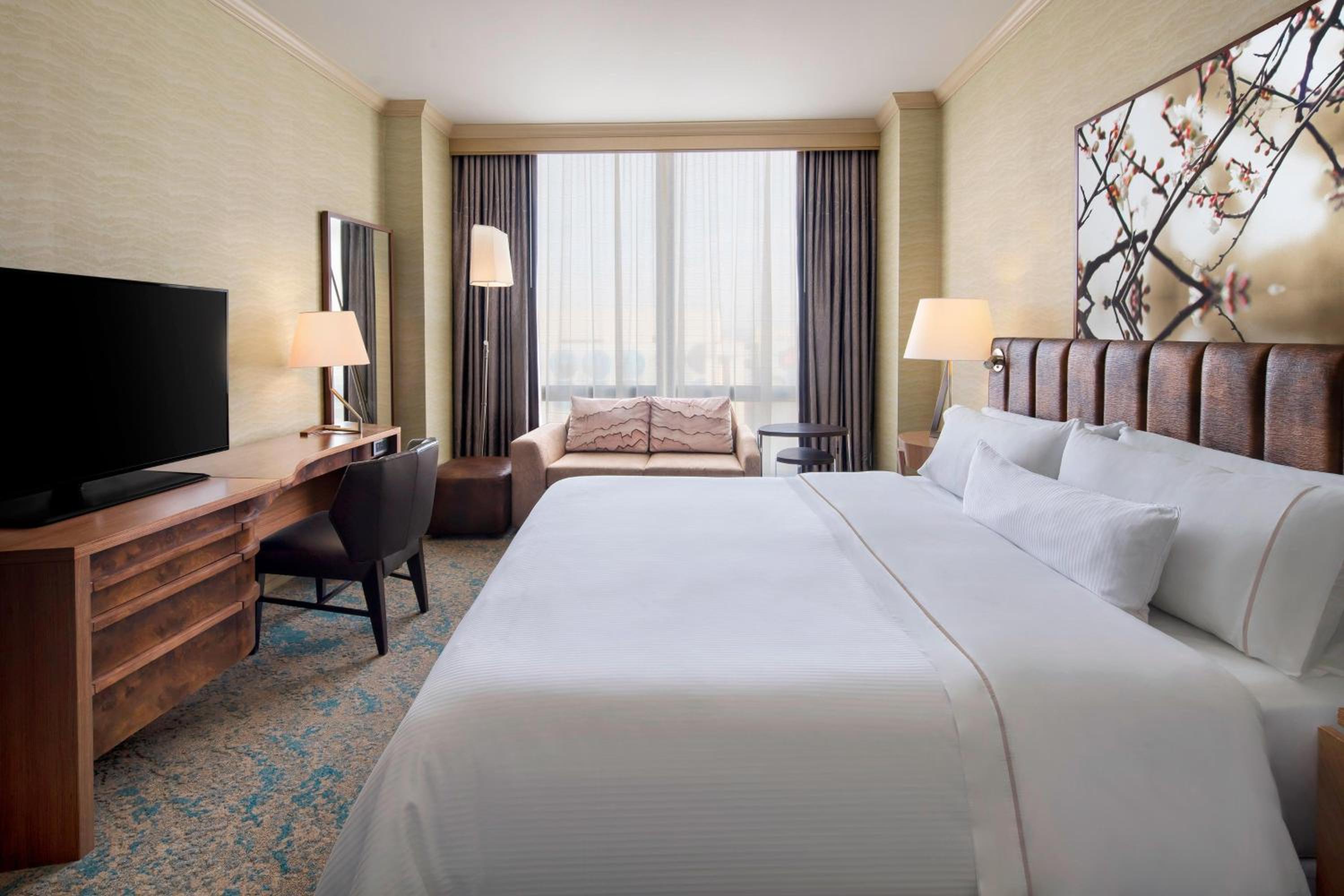 Premium King Room - Photo 8