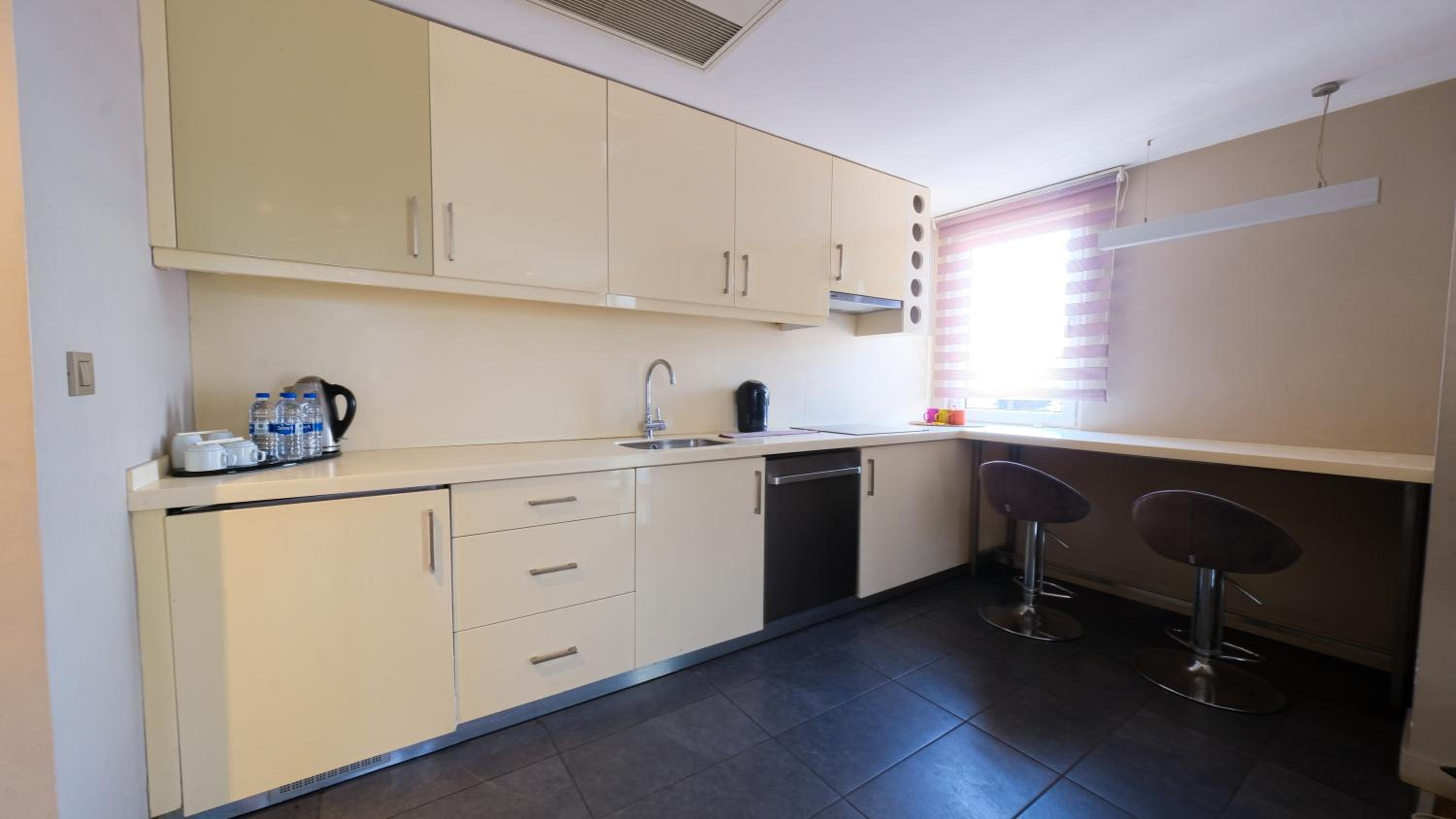 Corner Suite with Kitchen photo 3