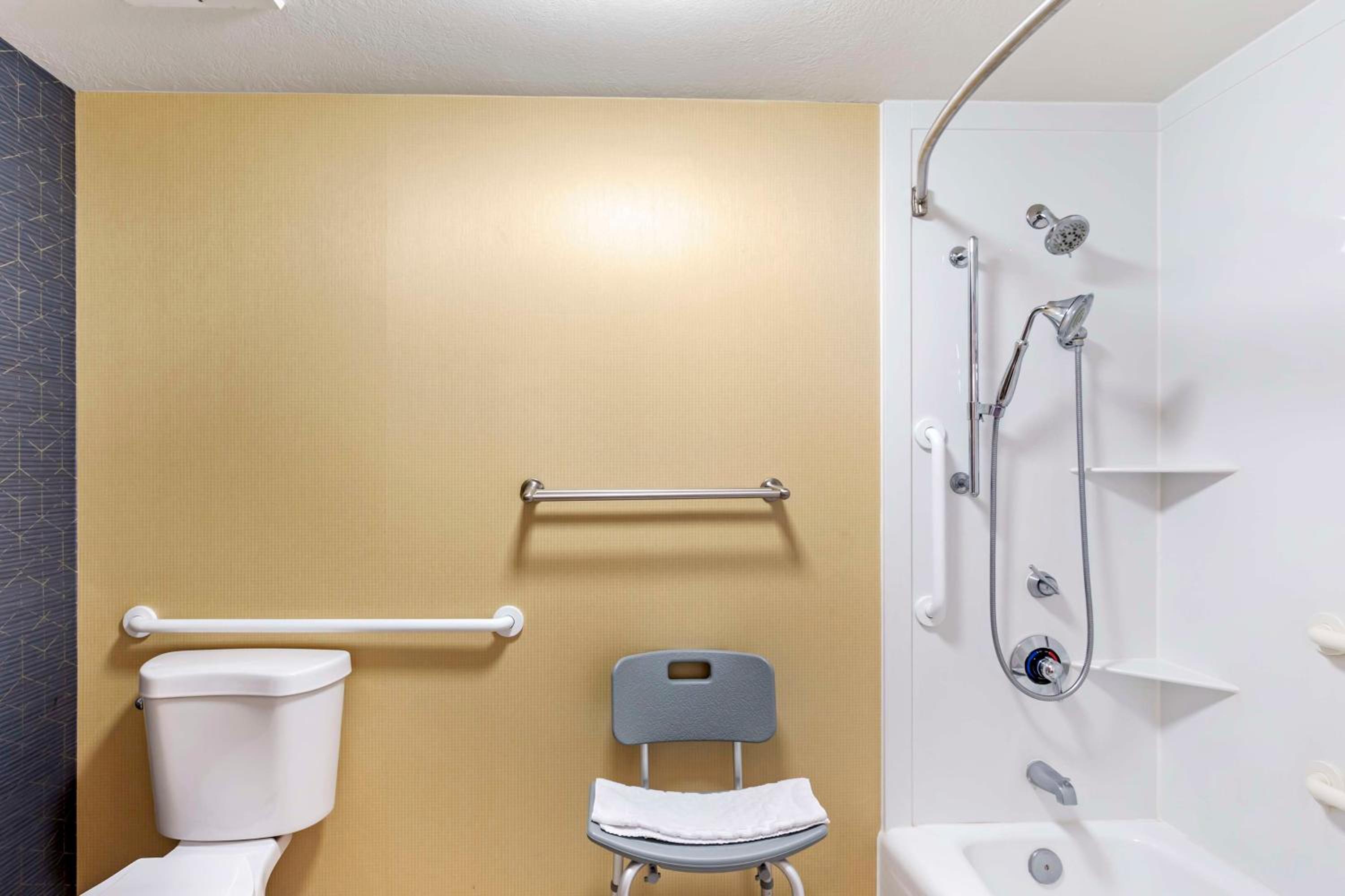 King Room with Mobility Accessible Roll-In Shower photo 2