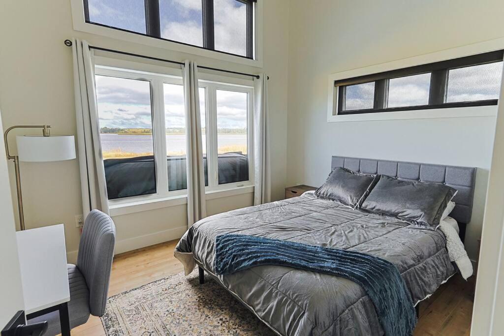 Three-Bedroom House photo 2