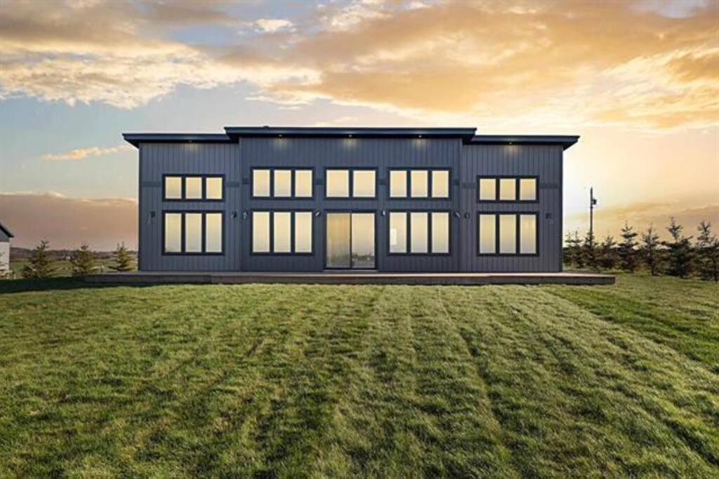 Three-Bedroom House photo 3