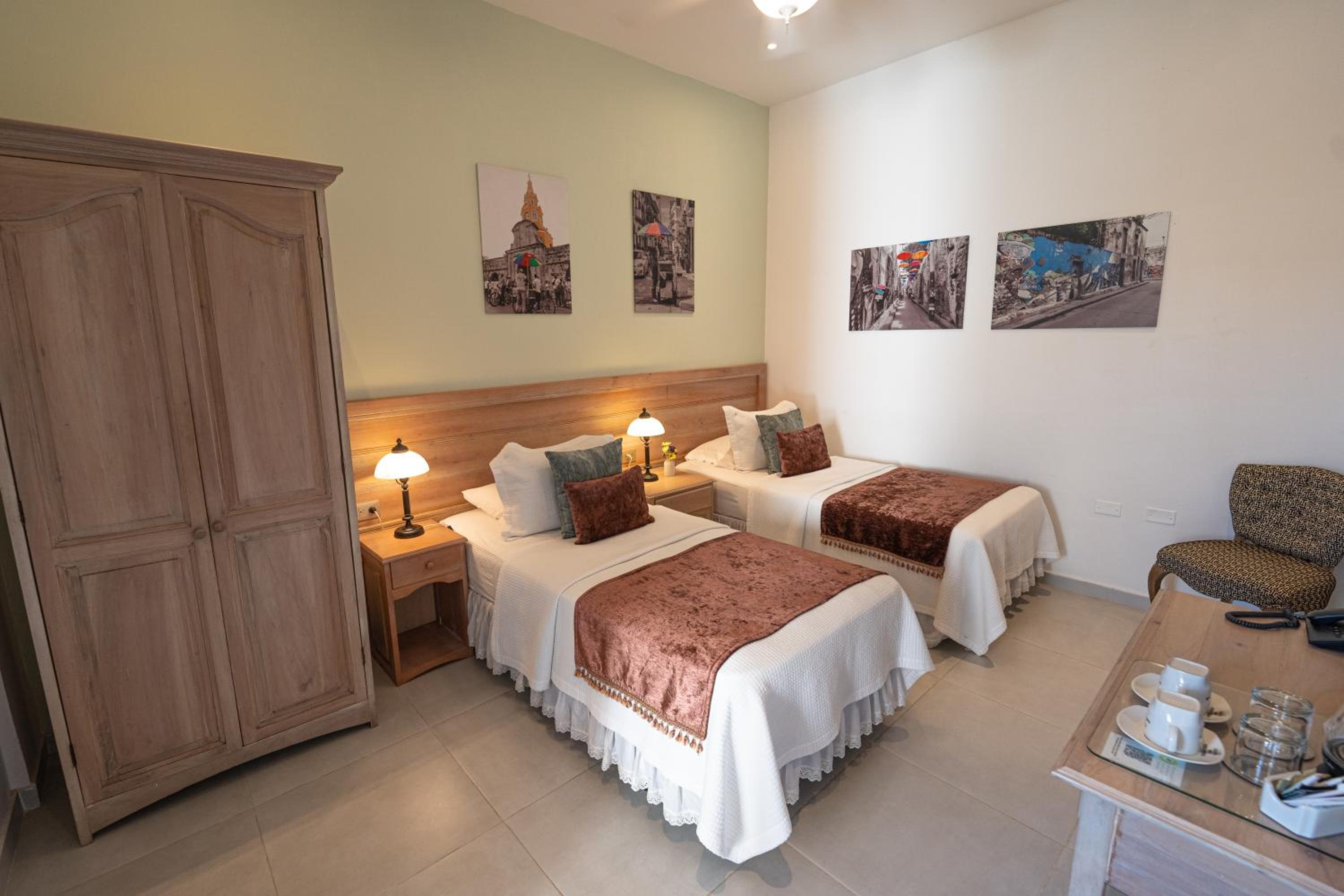Standard Twin Room - Photo 7