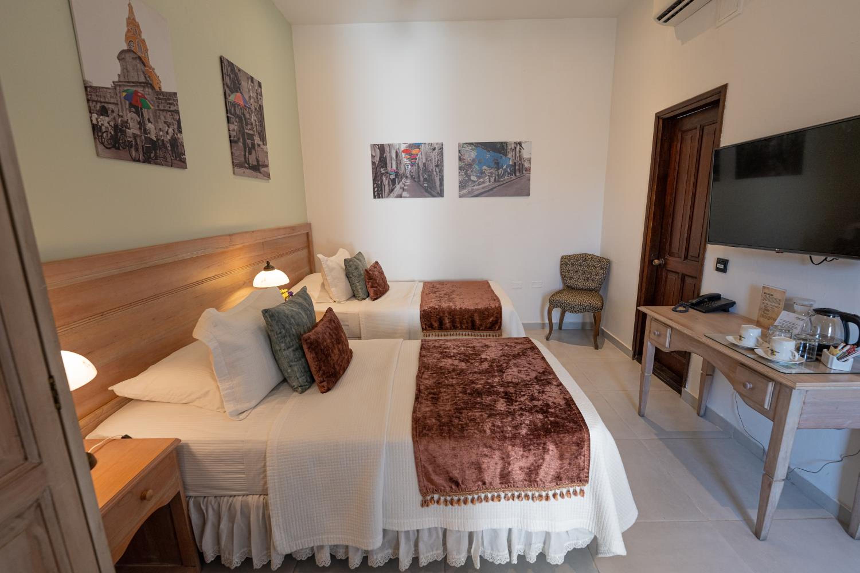 Standard Twin Room - Photo 8