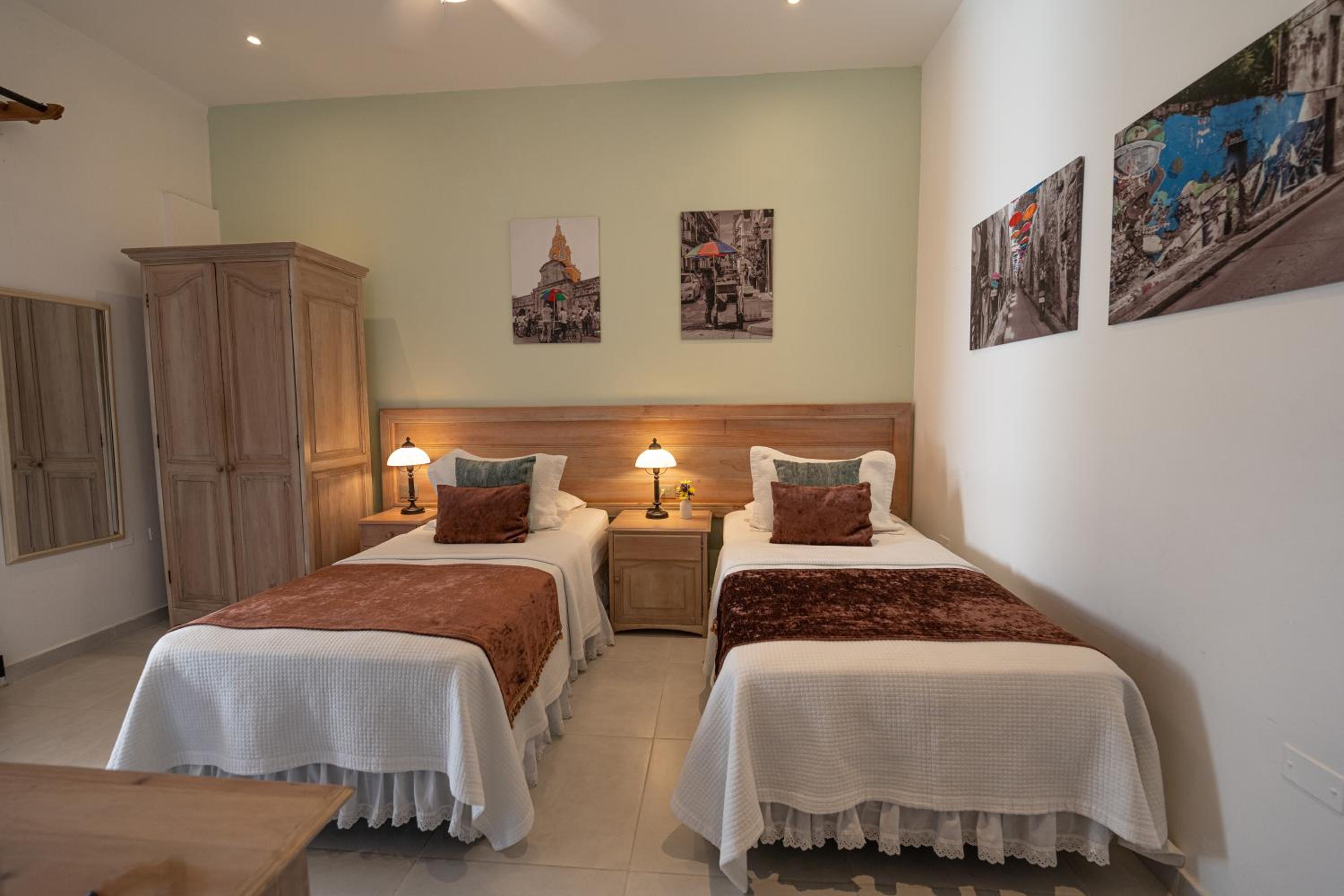 Standard Twin Room - Photo 10