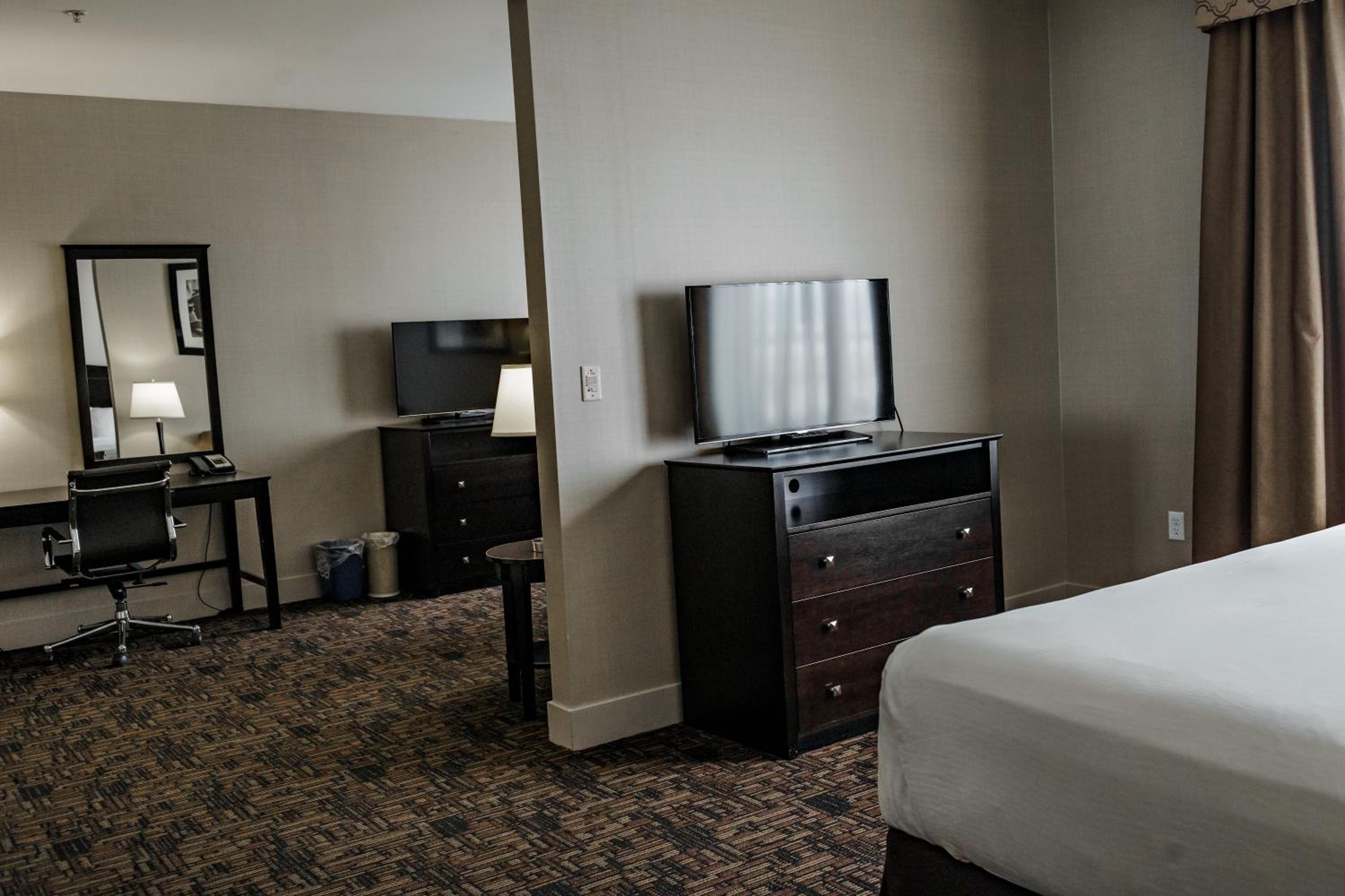 KING BED-1 BEDROOM SUITE-NON SMOKING photo 3