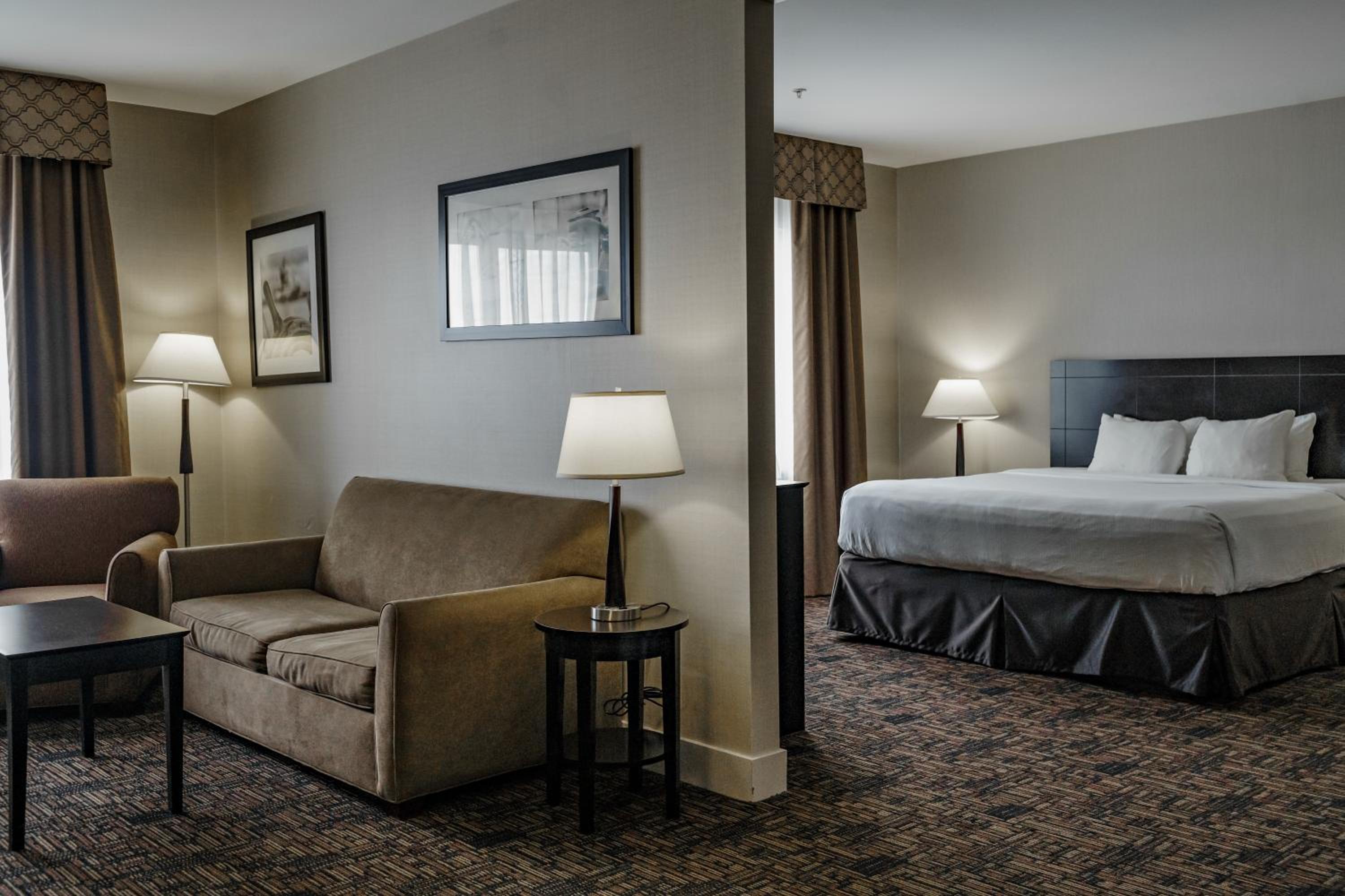 KING BED-1 BEDROOM SUITE-NON SMOKING photo 2