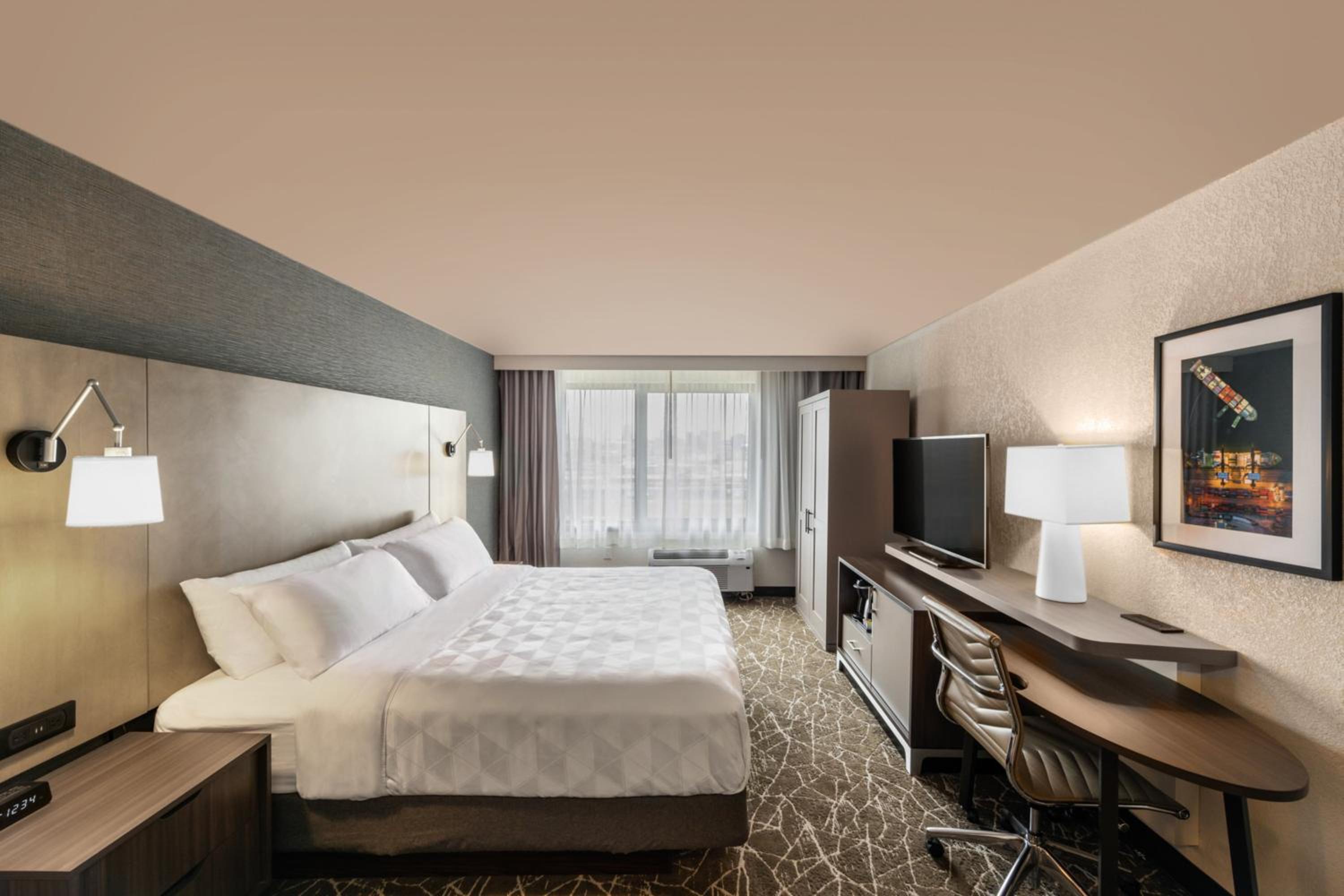 Standard King Room - Photo 9