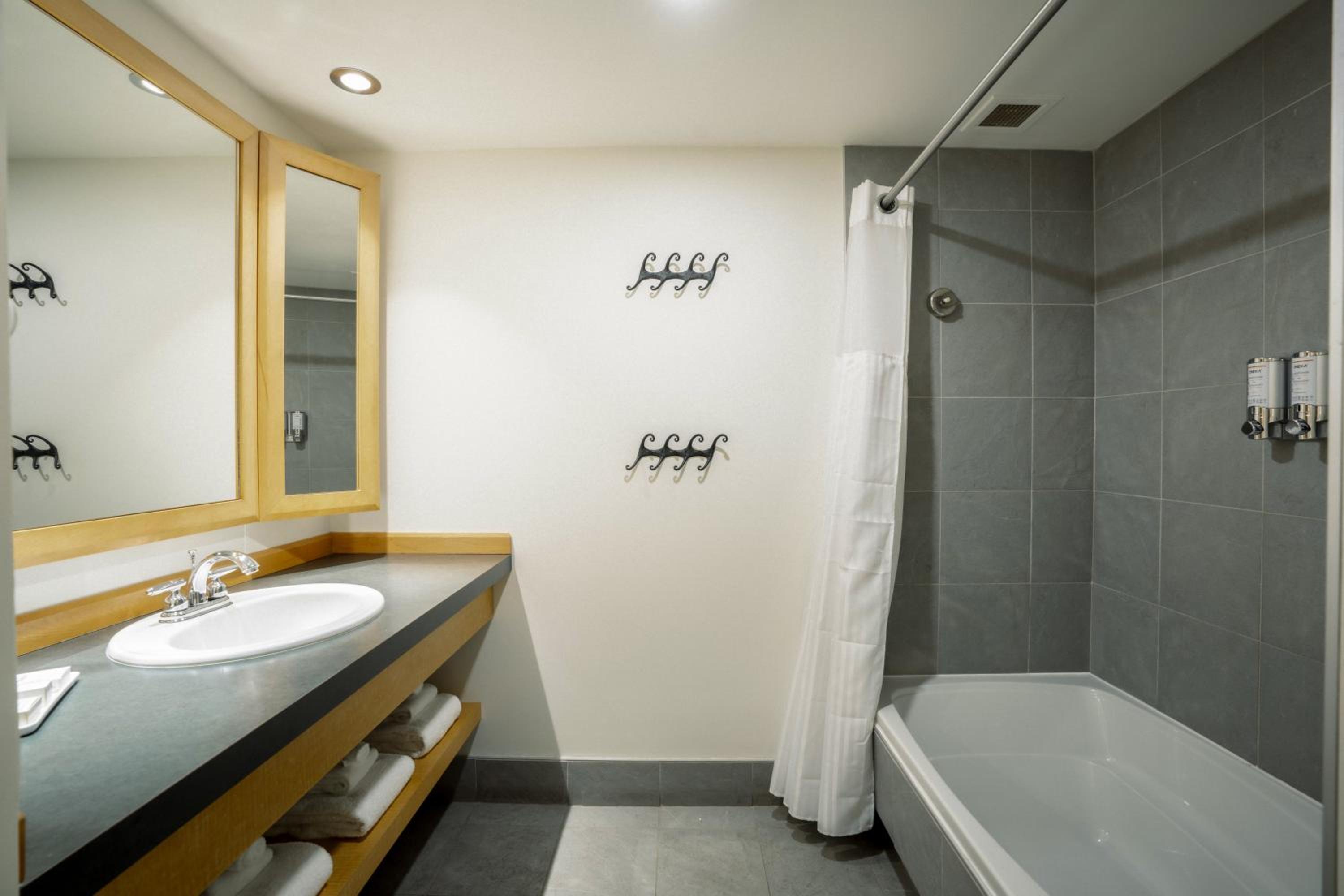 Superior Queen Room with Lake View photo 2