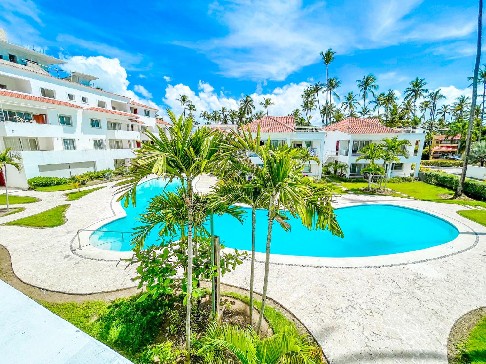 Apartment With Pool View
