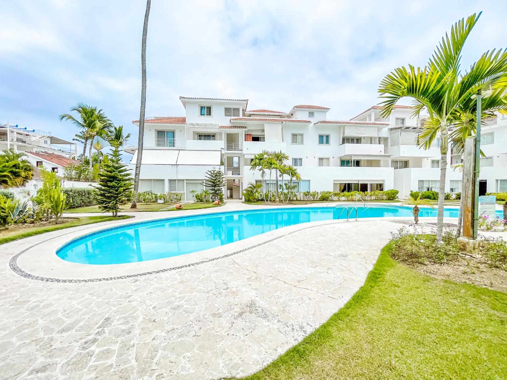 Apartment With Pool View