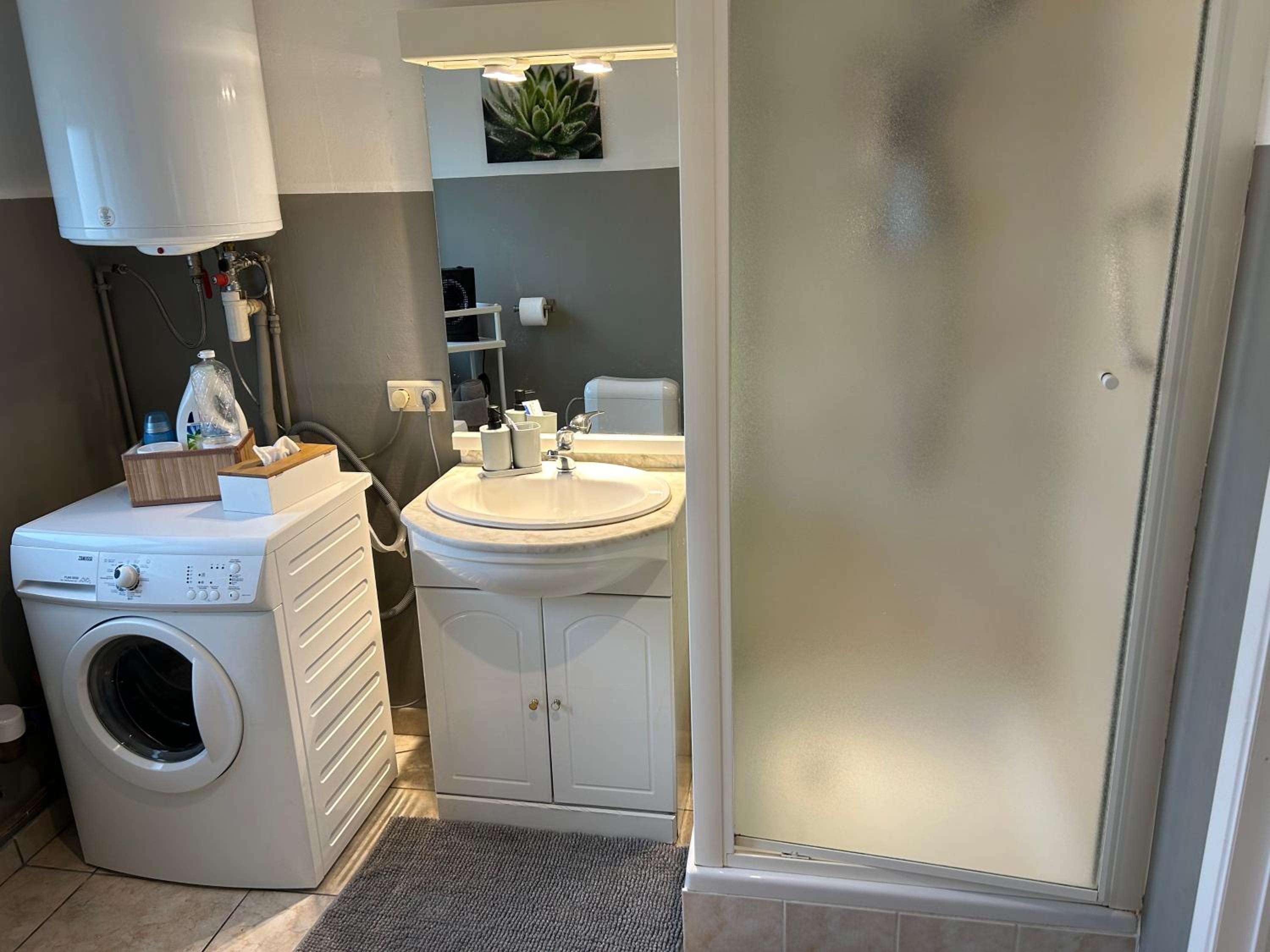 One-Bedroom Apartment photo 2