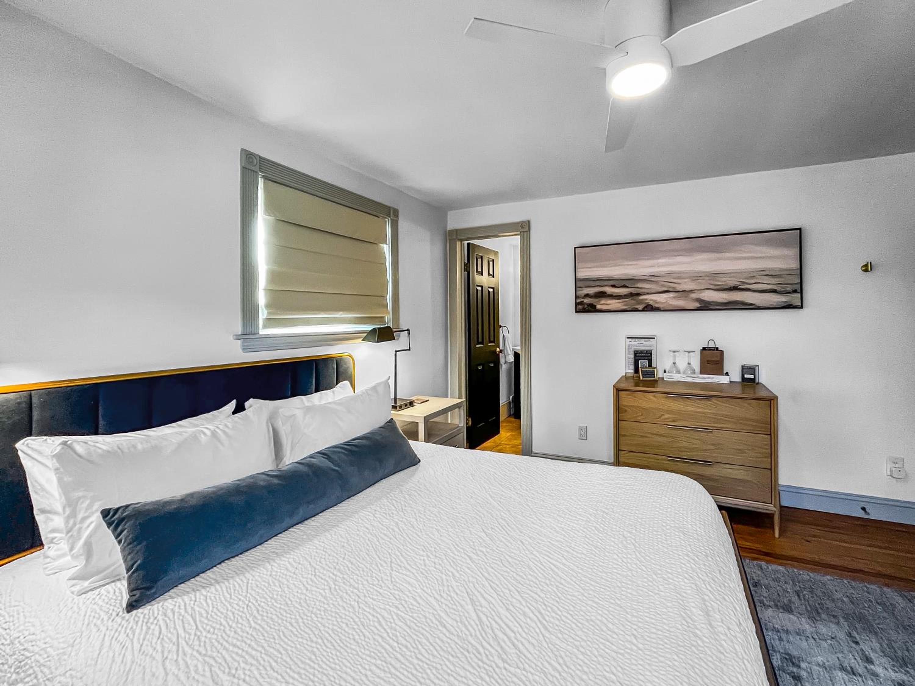 Queen Suite - Photo 1