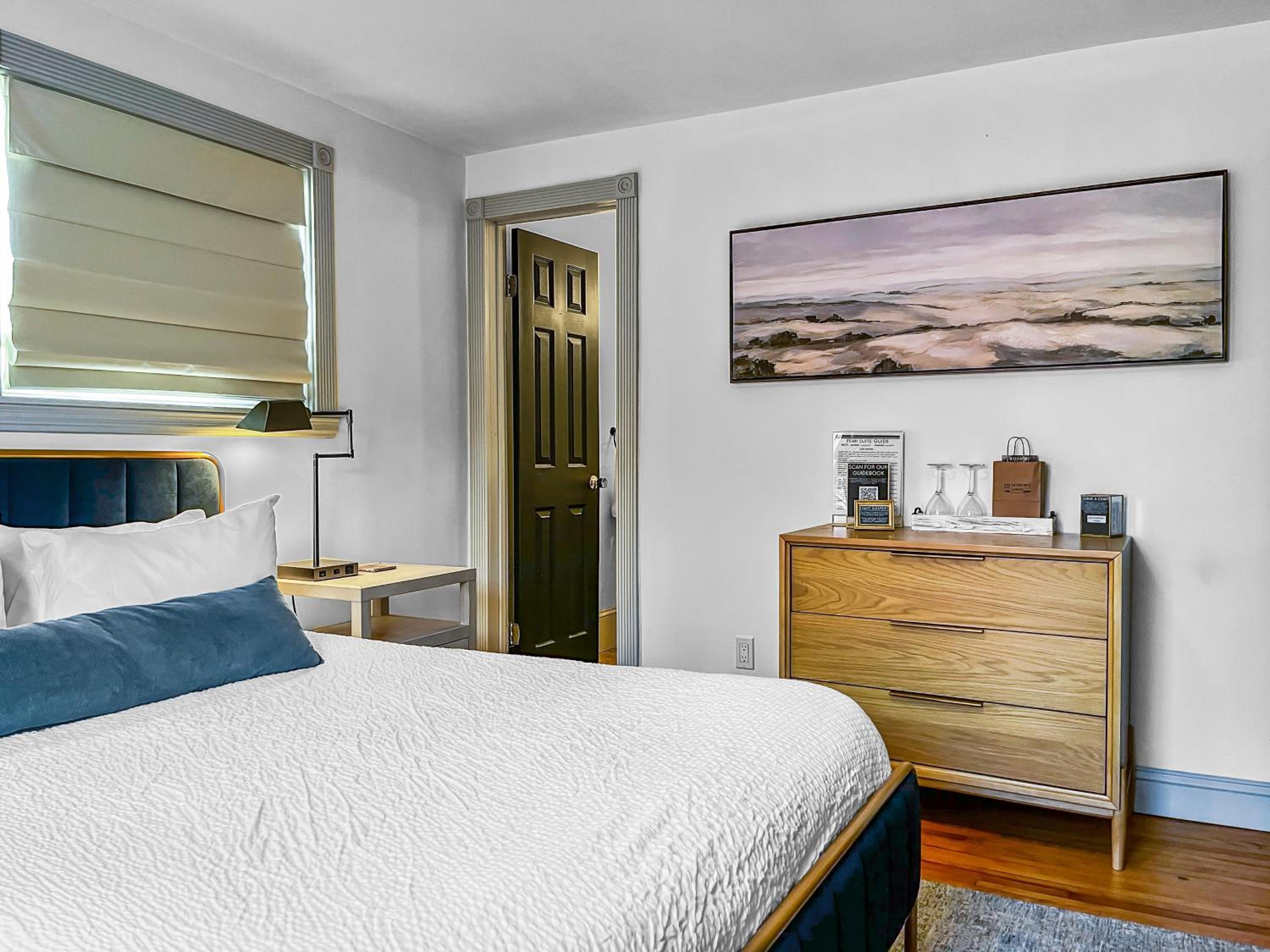 Queen Suite - Photo 2