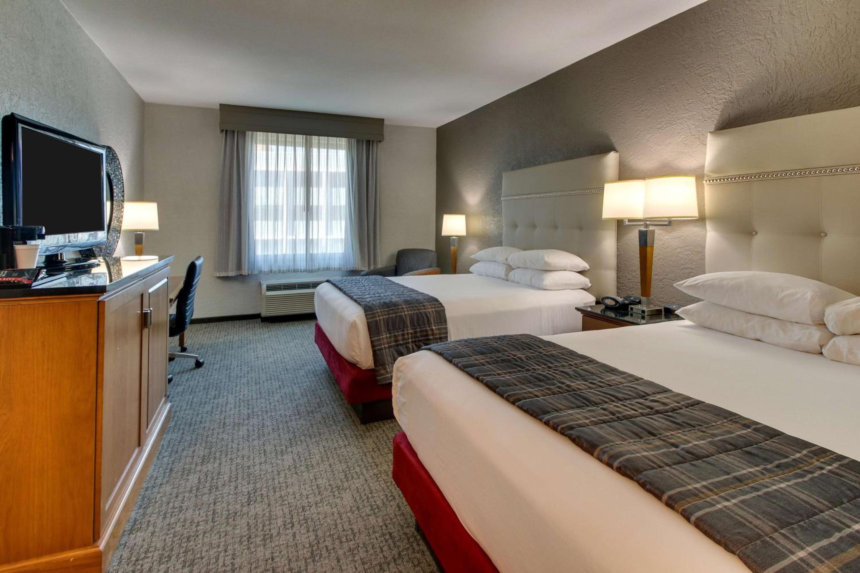 Deluxe Queen Room with Two Queen Beds photo 1