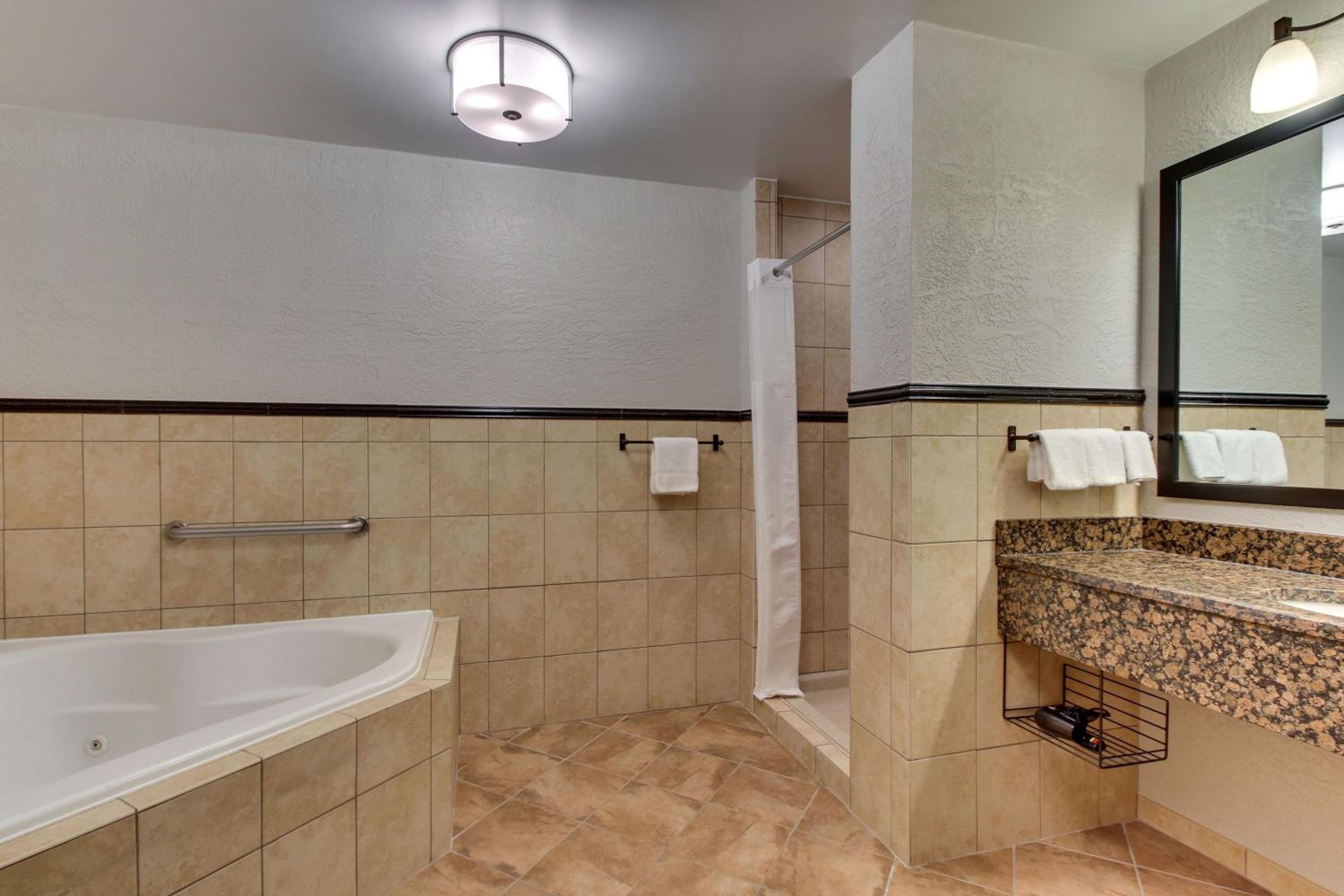 Deluxe King Room with Spa Bath photo 3
