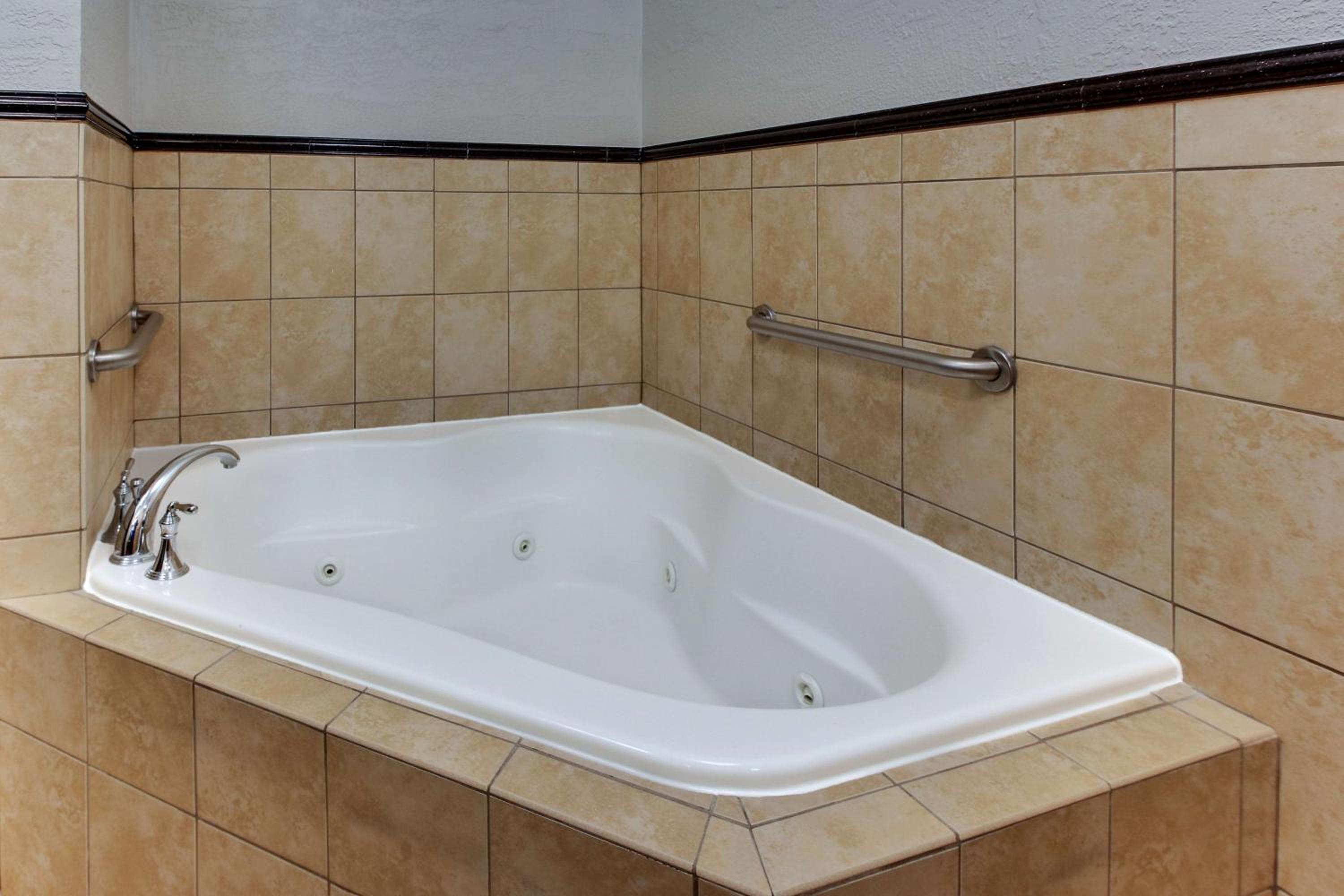 Deluxe King Room with Spa Bath photo 2