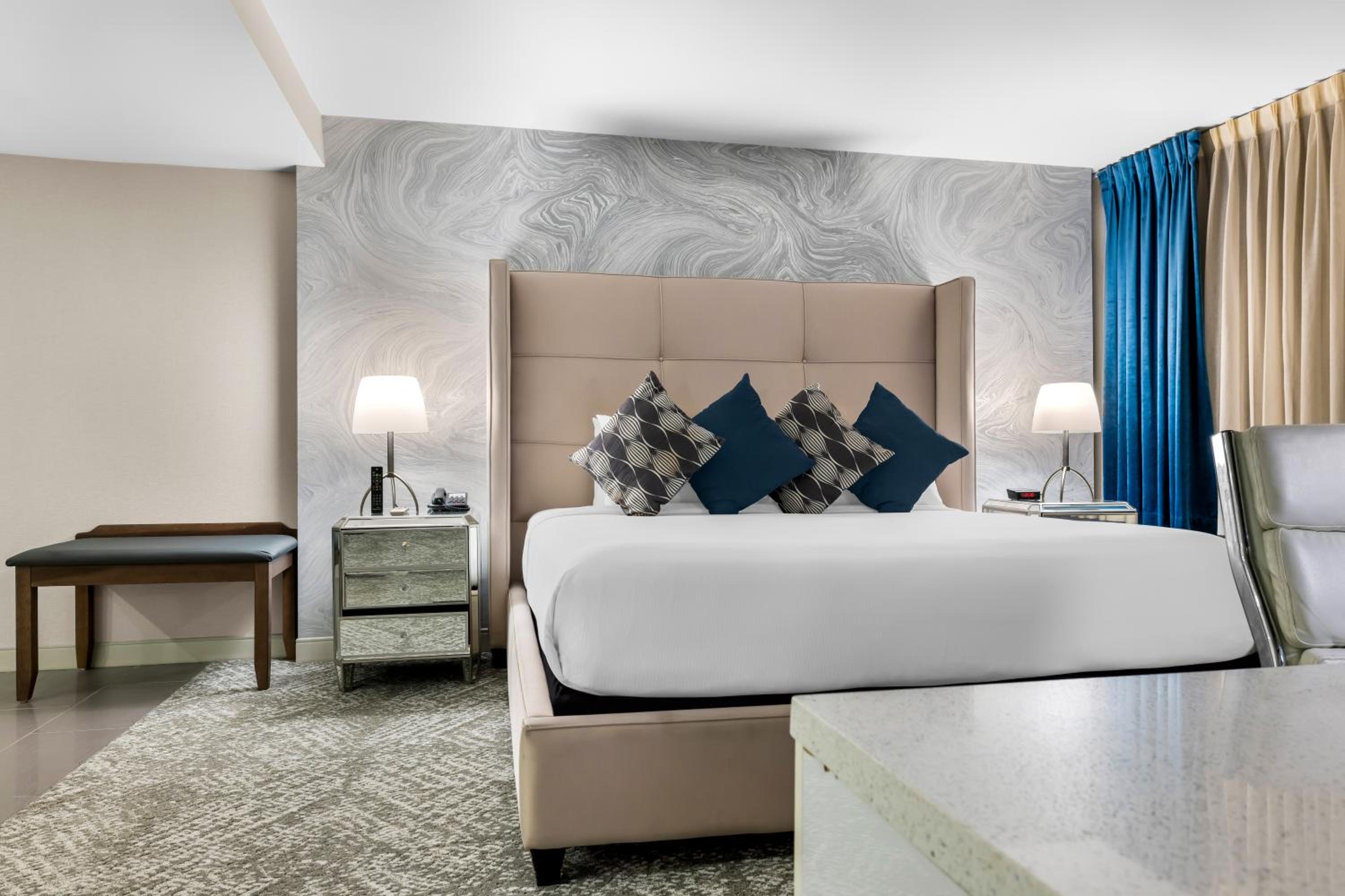 King Suite with Living Area and Powder Room photo 3