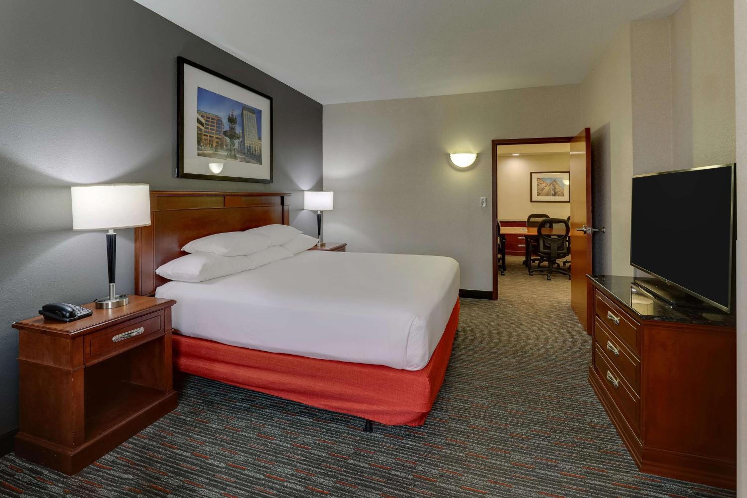 Deluxe King Meeting Room, 2 Rooms - Accessible , Tub photo 1