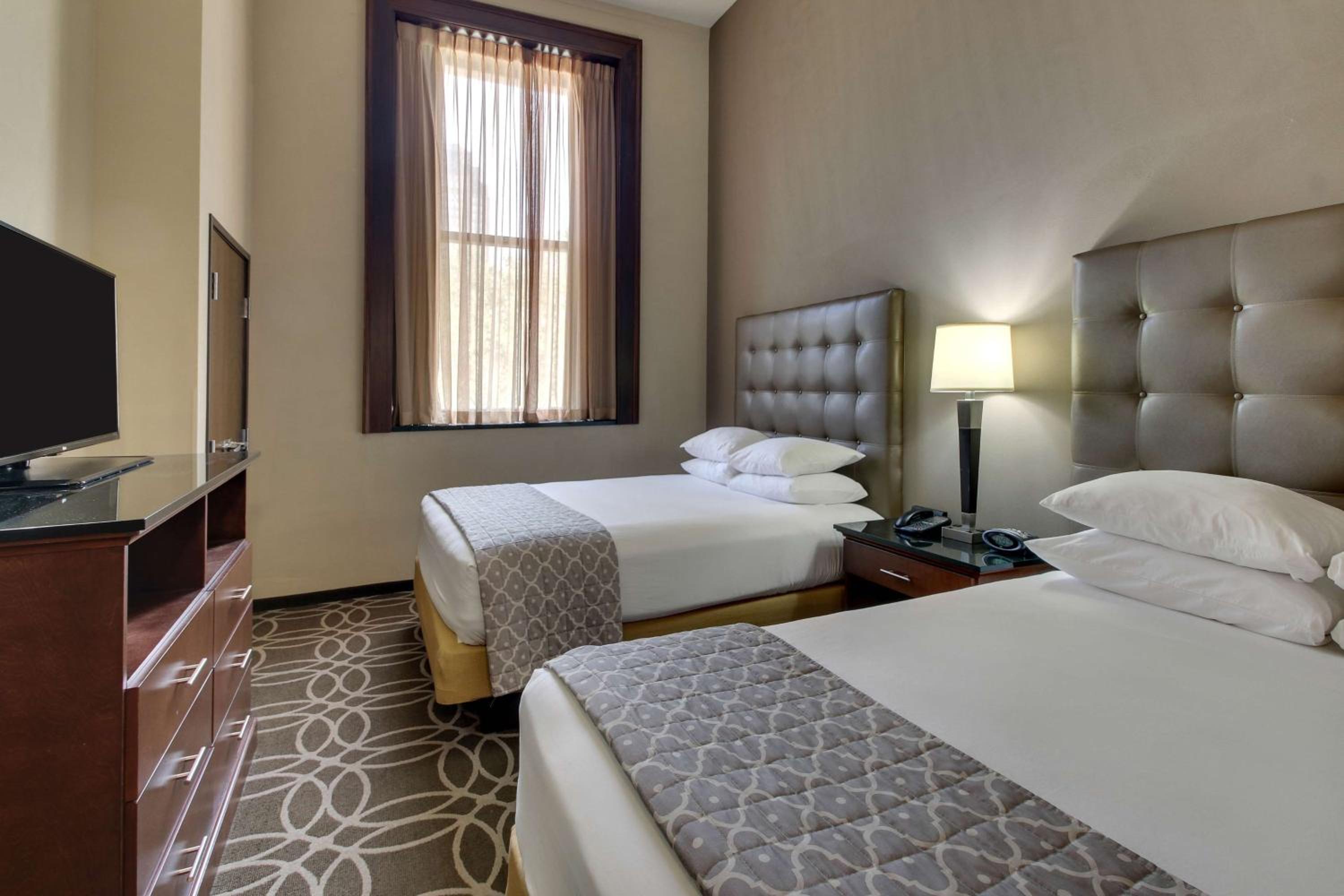 Queen Suite with Two Queen Beds photo 2