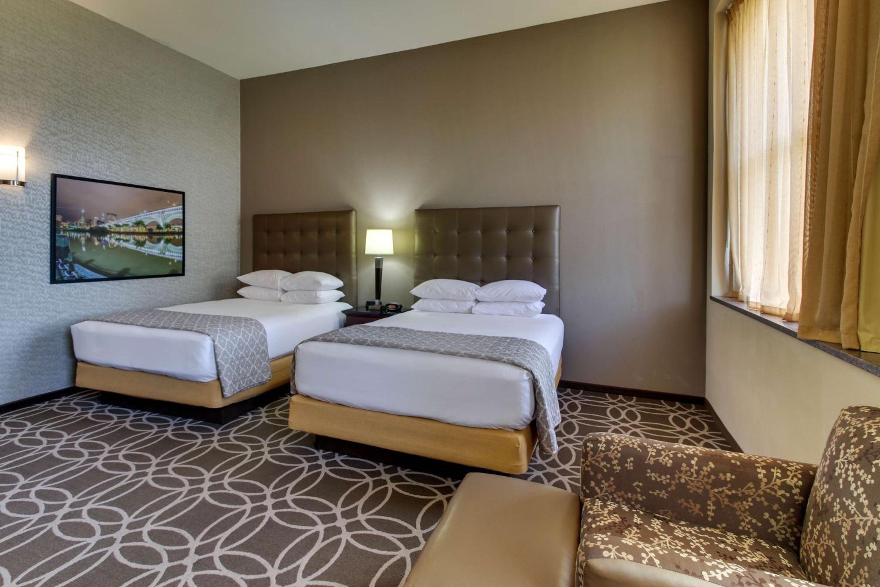 Deluxe Queen Room with Two Queen Beds - High Floor photo 2