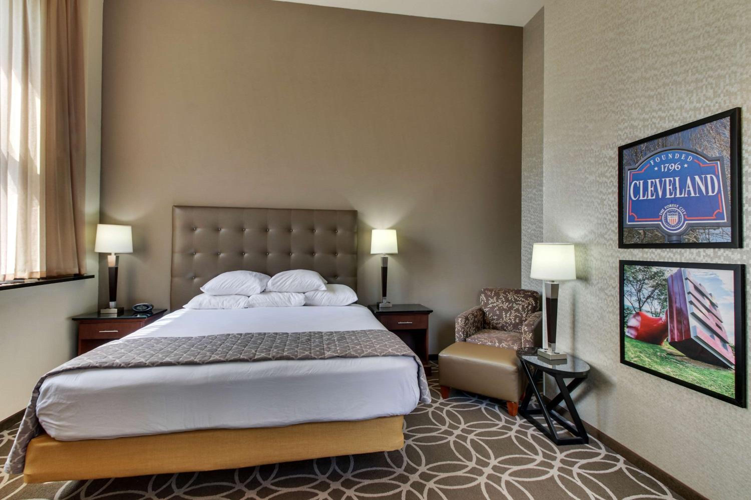 King Suite with Sofa Bed - Hearing Accessible photo 3